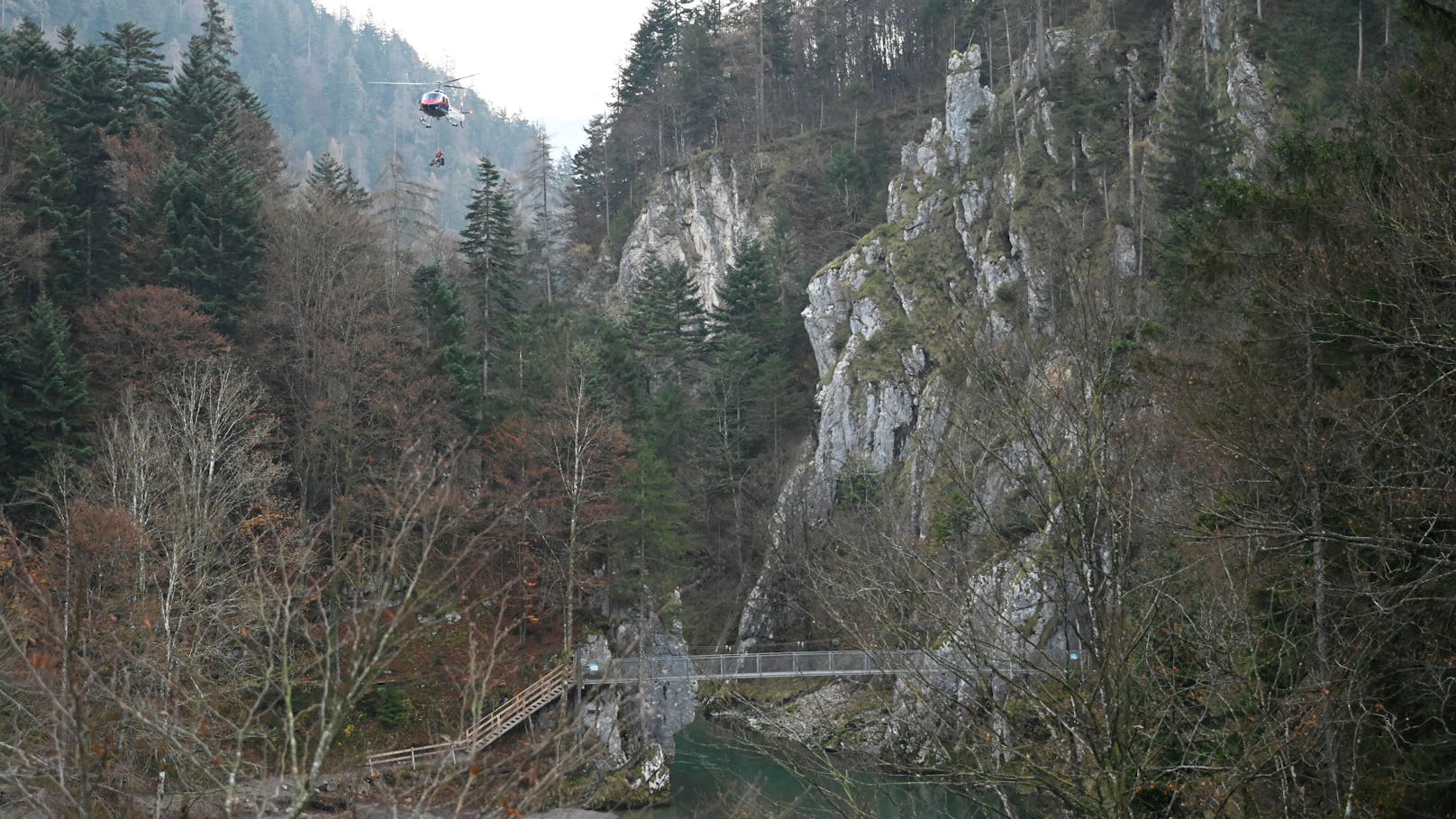 Der alarmierte Notarzt der Flugrettung konnte nur mehr den Tod feststellen. Die Bergung des Leichnams erfolgte mittels Tau durch den Polizeihubschrauber "Libelle Tirol".