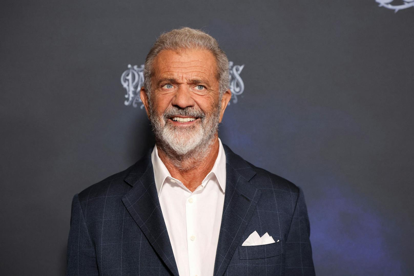 In einem neuen Video von "TMZ" deutet Mel Gibson an, dass er Donald Trump seine Stimme geben werde. In dem Clip sagt er, Harris habe eine "erbärmliche Erfolgsbilanz" und "den IQ eines Zaunpfahls".