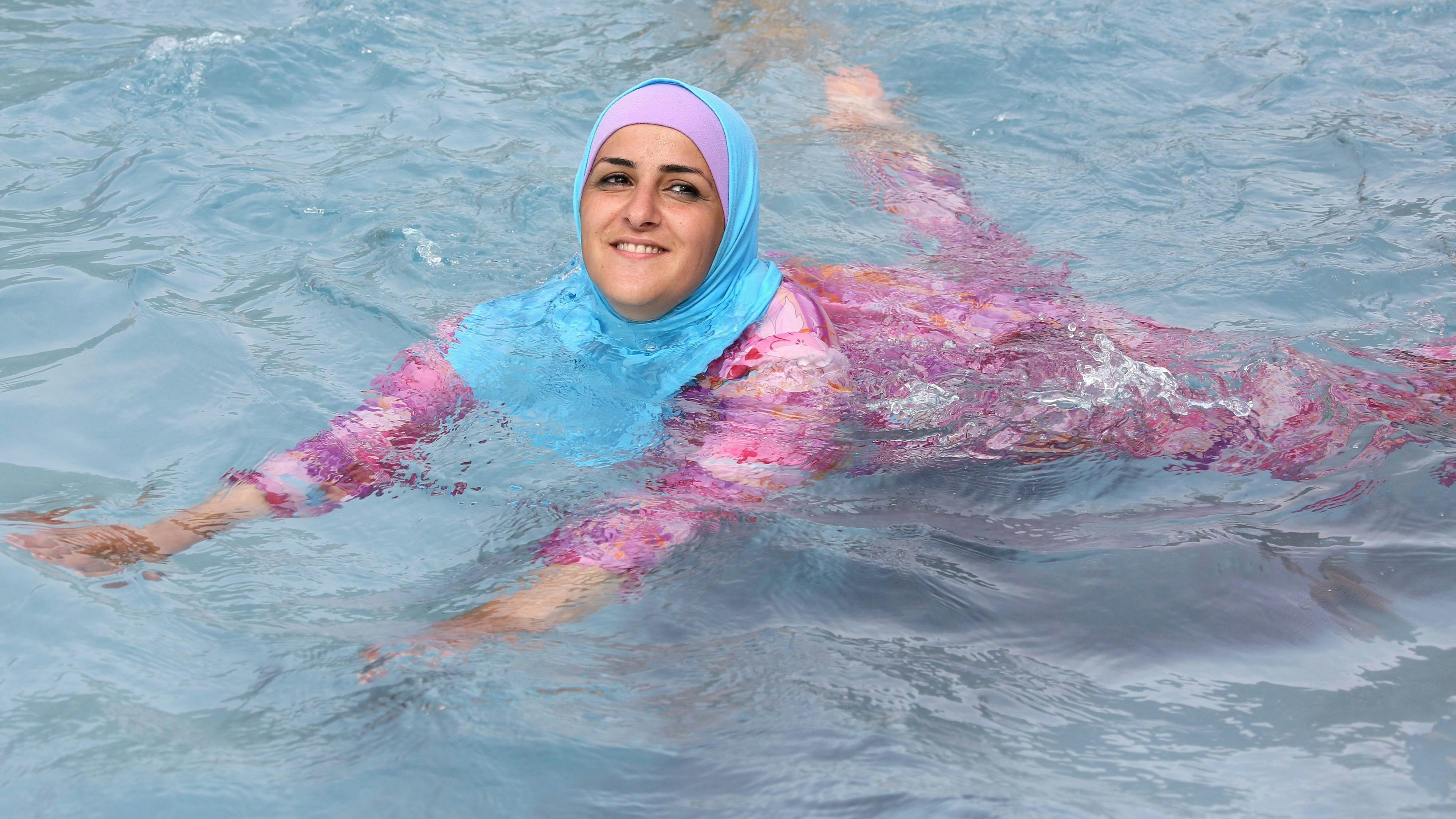 Viele Schülerinnen mit muslimischem Hintergrund scheuen sich vor dem Schwimmunterricht, weil sie in ihren Burkinis oft von den Mitschülern ausgelacht werden