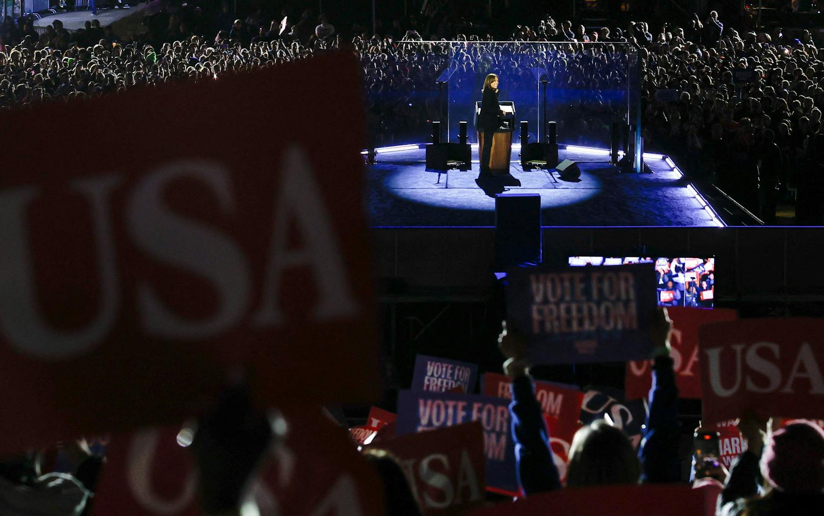 Die Demokraten-Kandidatin und amtierende Vizepräsidentin Kamala Harris bei ihrem Wahlkampf-Finale in Philadelphia, Pennsylvania, am 4. November 2024.