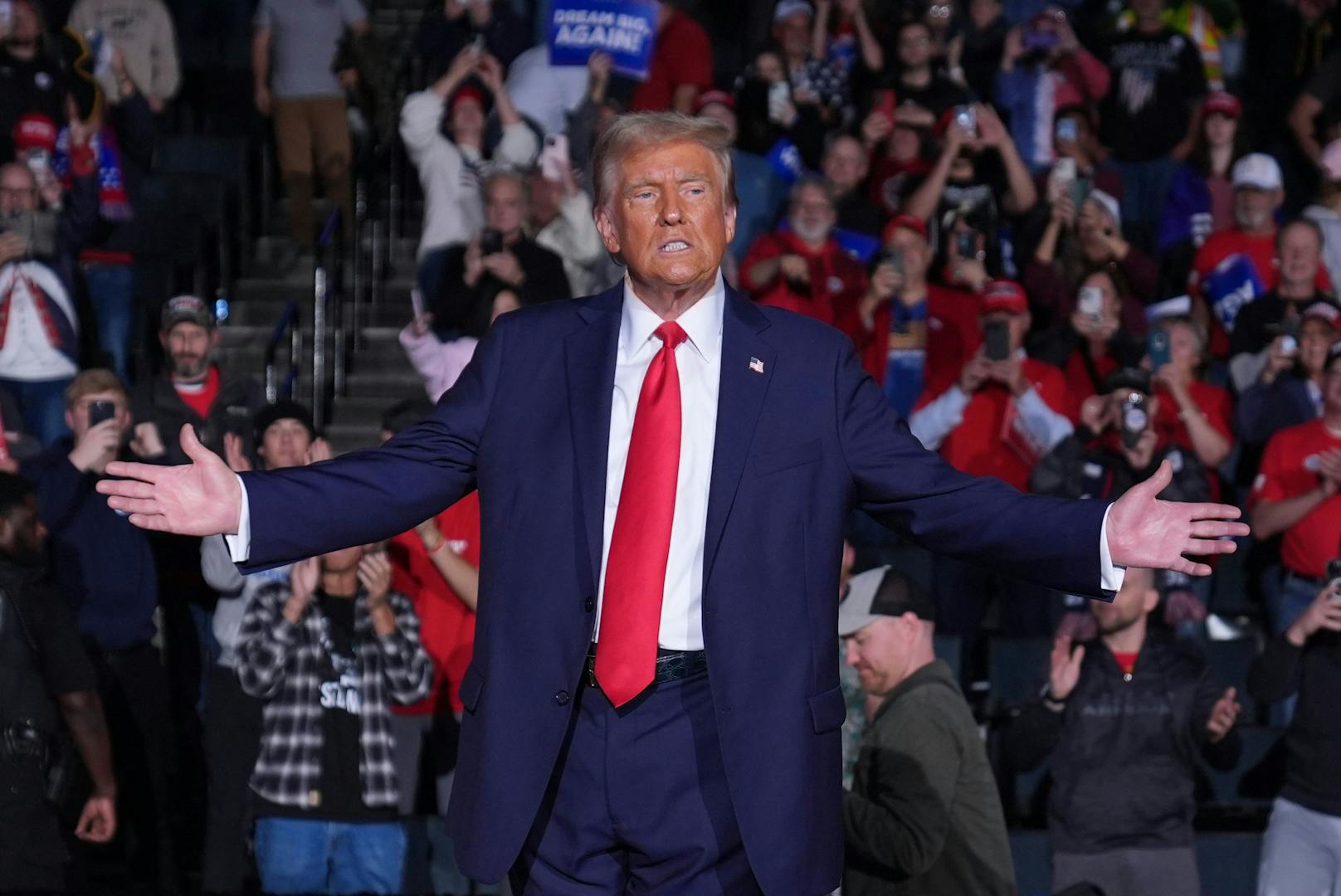 Republikaner-Kandidat Donald Trump bei seinem Wahlkampfabschluss in Grand Rapids, Michigan, am 5. November 2024.