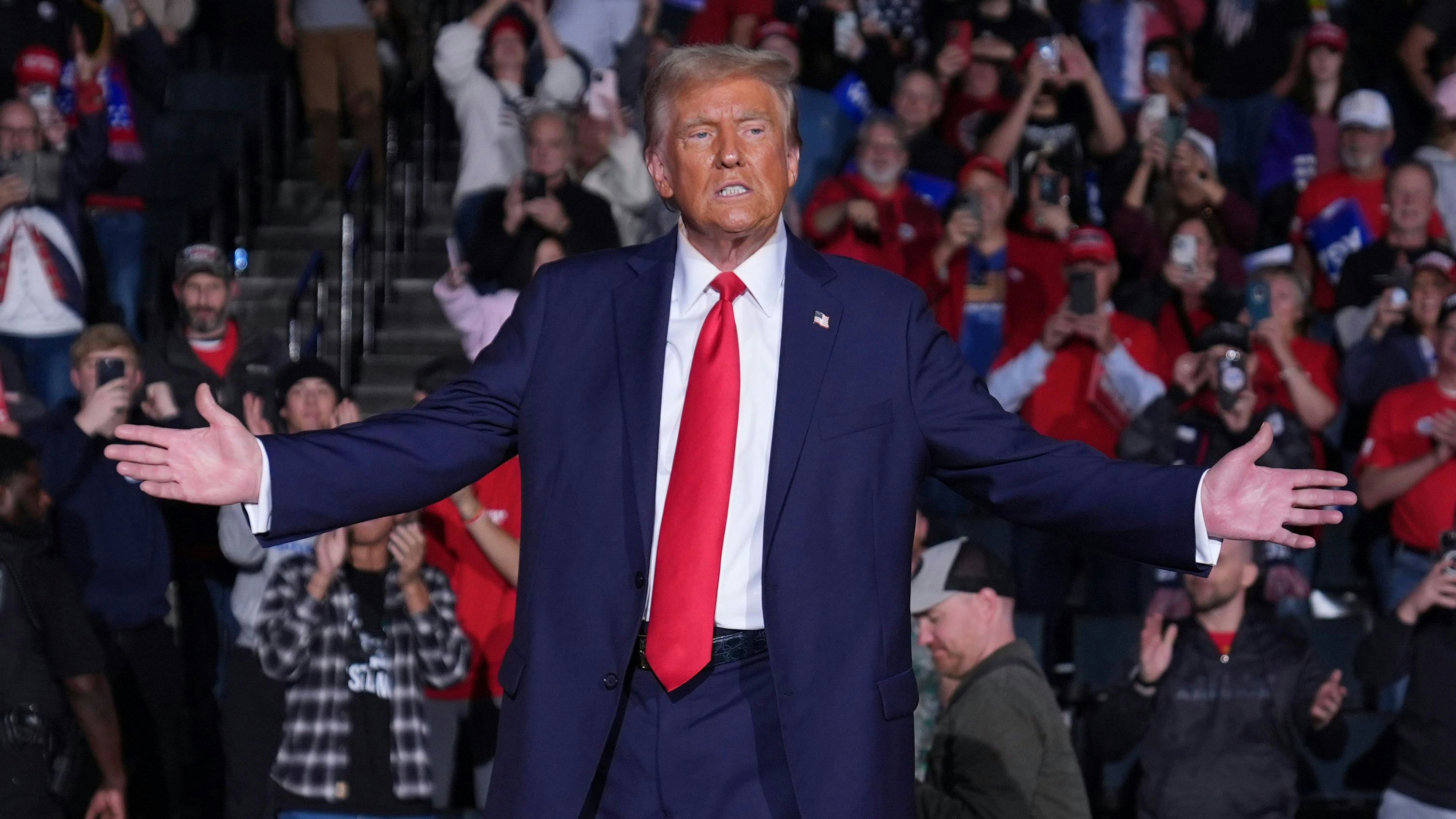 Download von www.picturedesk.com am 05.11.2024 (10:20).  Republican presidential nominee former President Donald Trump gestures at a campaign rally at Van Andel Arena, Tuesday, Nov. 5, 2024, in Grand Rapids, Mich. (AP Photo/Evan Vucci) - 20241105_PD2318 - Rechteinfo: Rights Managed (RM)