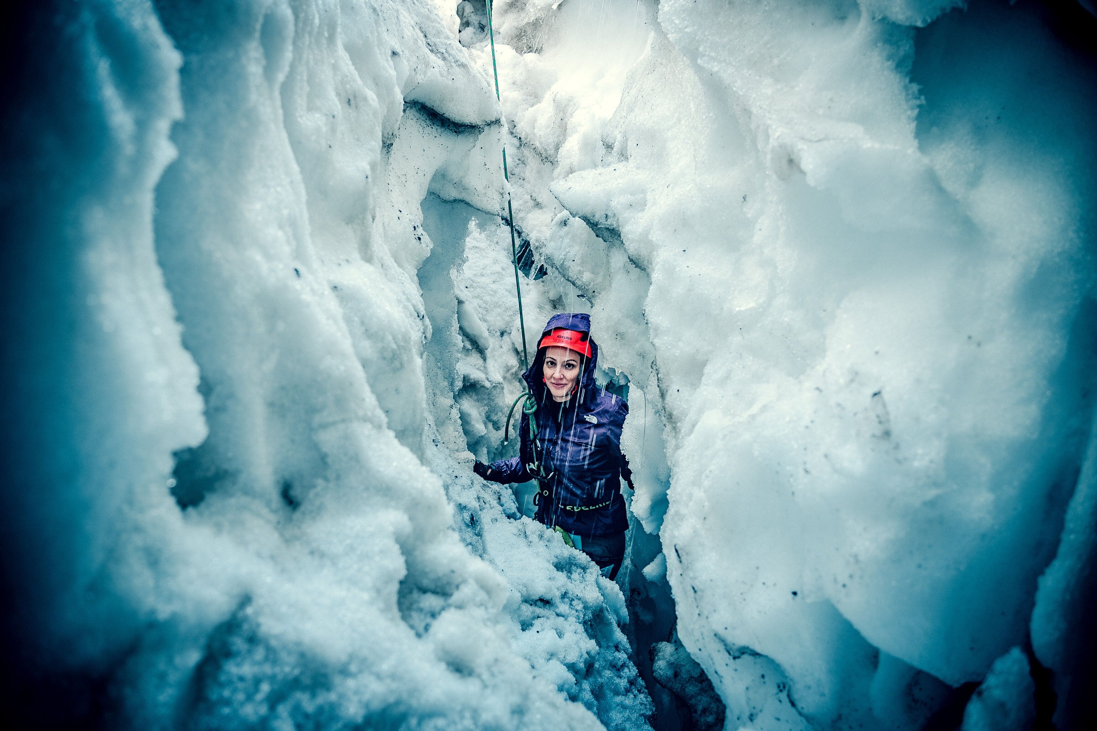 Lisa Gadenstätter lässt sich in eine Gletscherspalte abseilen.