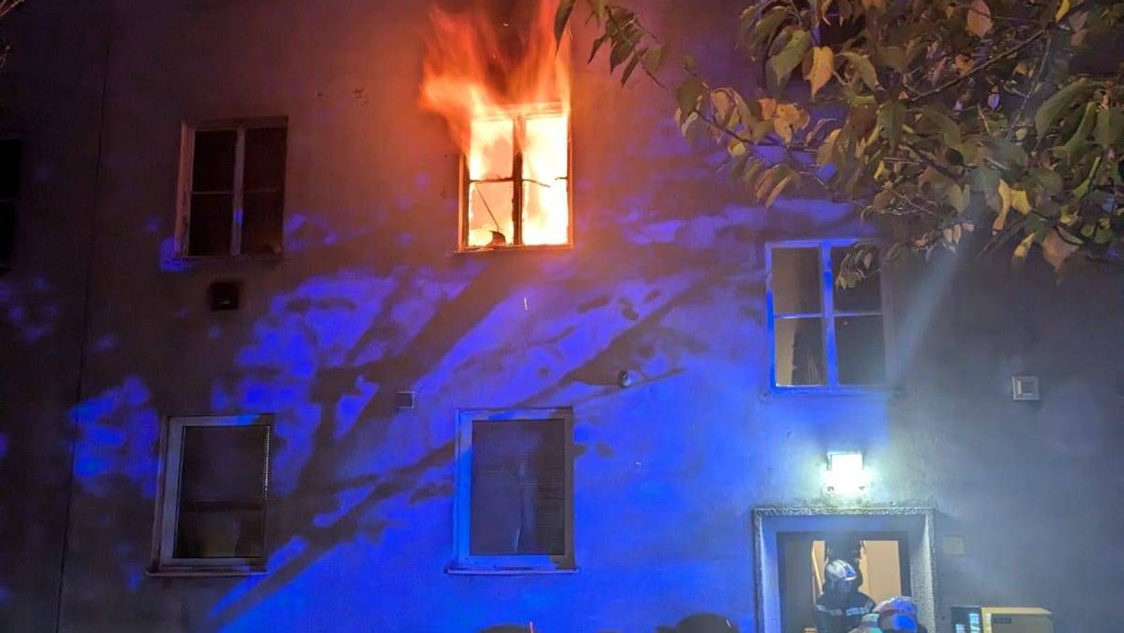 Flammen-Inferno in Gemeindebau reißt Wiener aus Schlaf