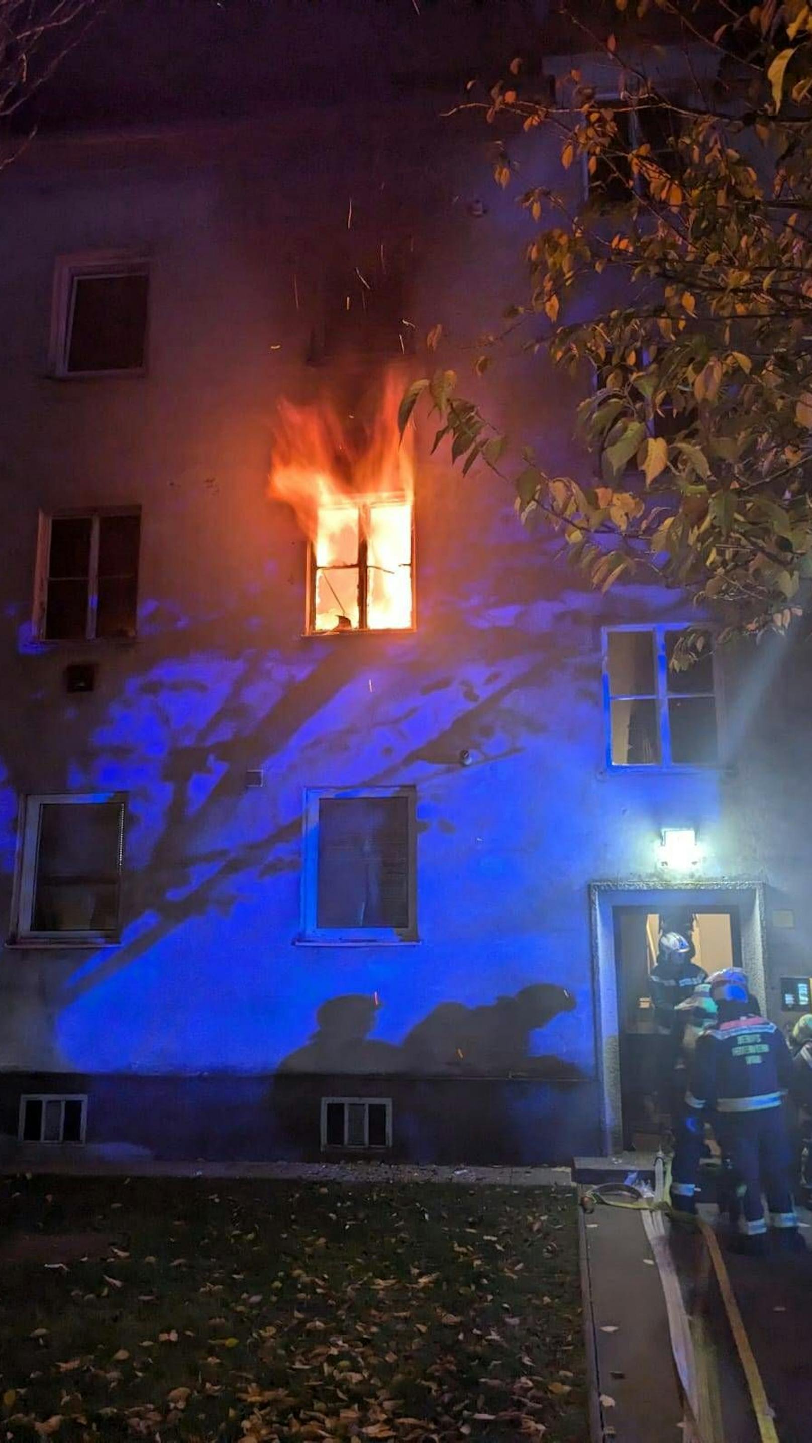 Flammen-Inferno in Gemeindebau reißt Wiener aus Schlaf