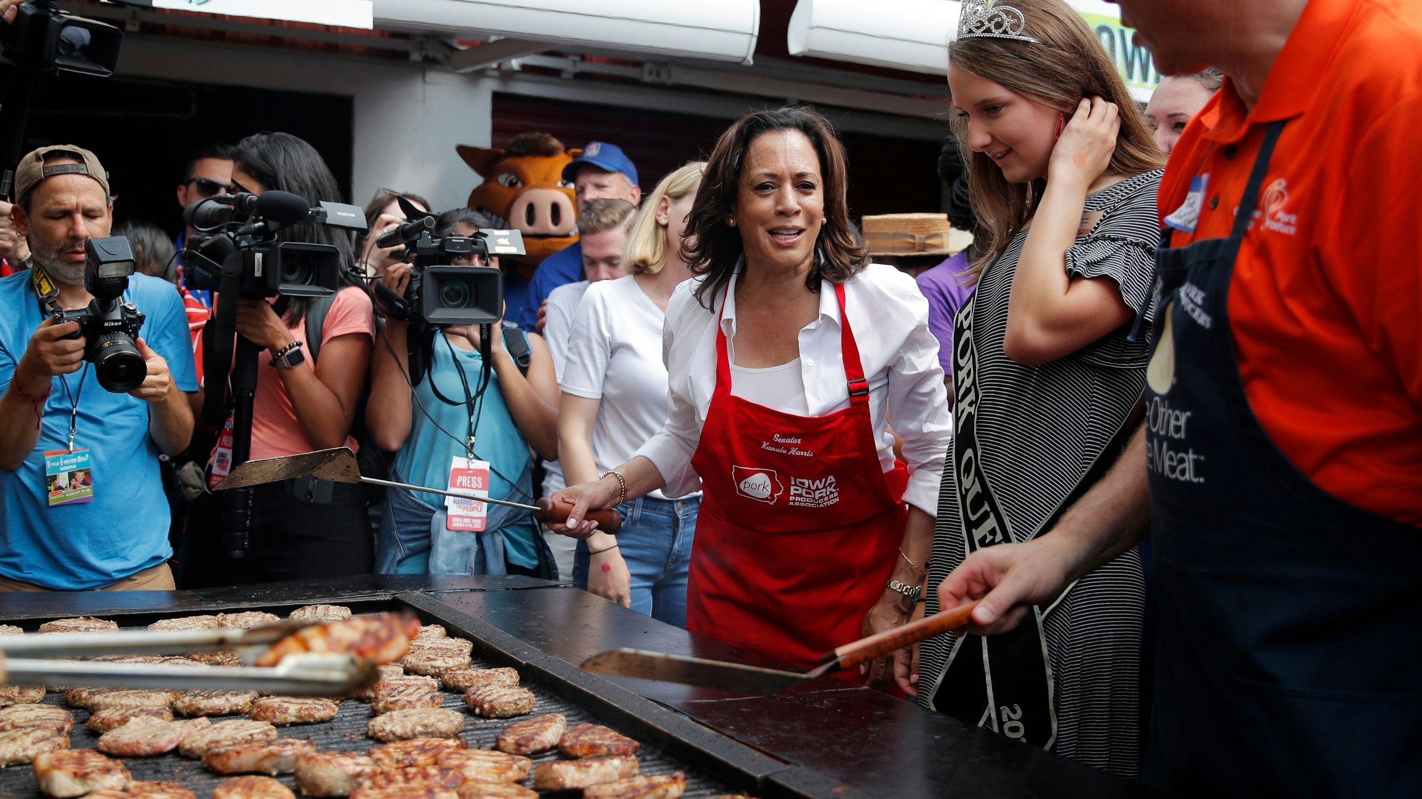 Download von www.picturedesk.com am 05.11.2024 (09:19).  Democratic presidential candidate Sen. Kamala Harris, D-Calif., flips pork chops at the Iowa State Fair, Saturday, Aug. 10, 2019, in Des Moines, Iowa. (AP Photo/John Locher) - 20190810_PD5096 - Rechteinfo: Rights Managed (RM)