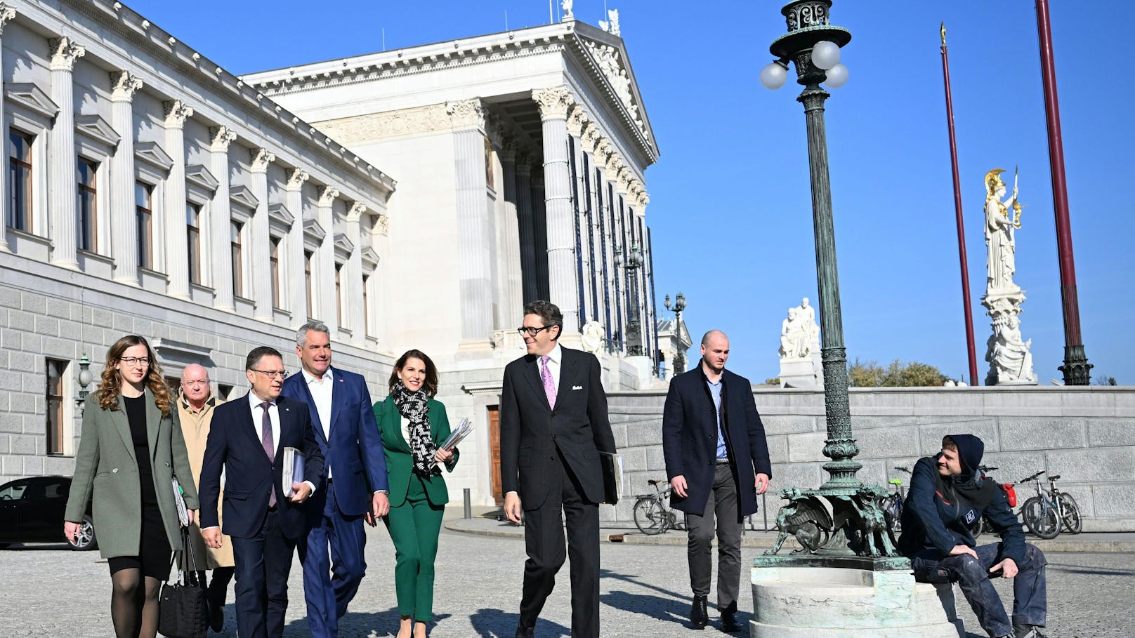 Das ÖVP-Sondierungsteam: Staatssekretärin Claudia Plakolm, Generalsekretär Christian Stocker, Klubobmann August Wöginger , Bundeskanzler Karl Nehammer, EU- und Verfassungsministerin Karoline Edtstadler und Wirtschaftsbund-Chef Harald Mahrer am Dienstag, 5. November 2024.