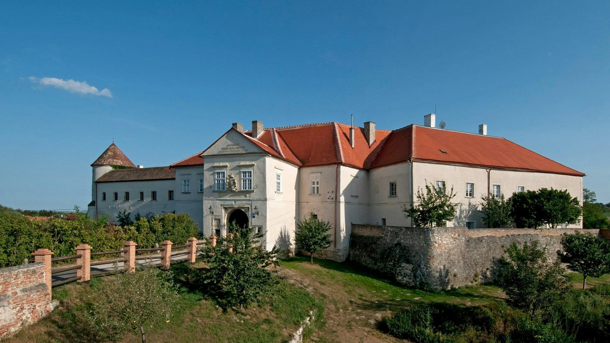 In dem kleinen Weinort Mailberg im Pulkautal liegt, umgeben von Weingärten und einem Burggraben, das geschichtsträchtige Schlosshotel Mailberg.