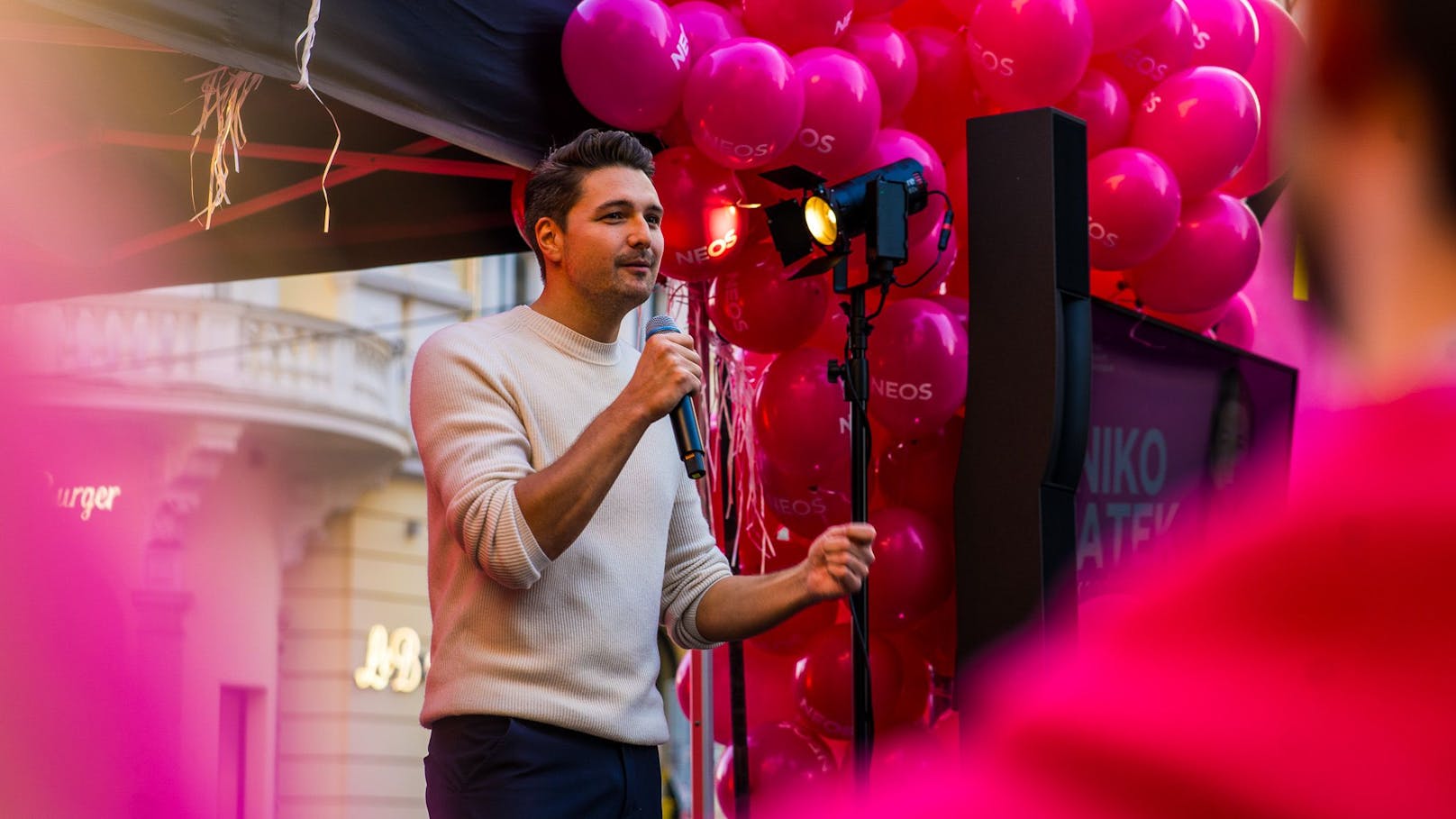 NEOS-Spitzenkandidat Niko Swatek bei einer Veranstaltung der Partei in Graz.