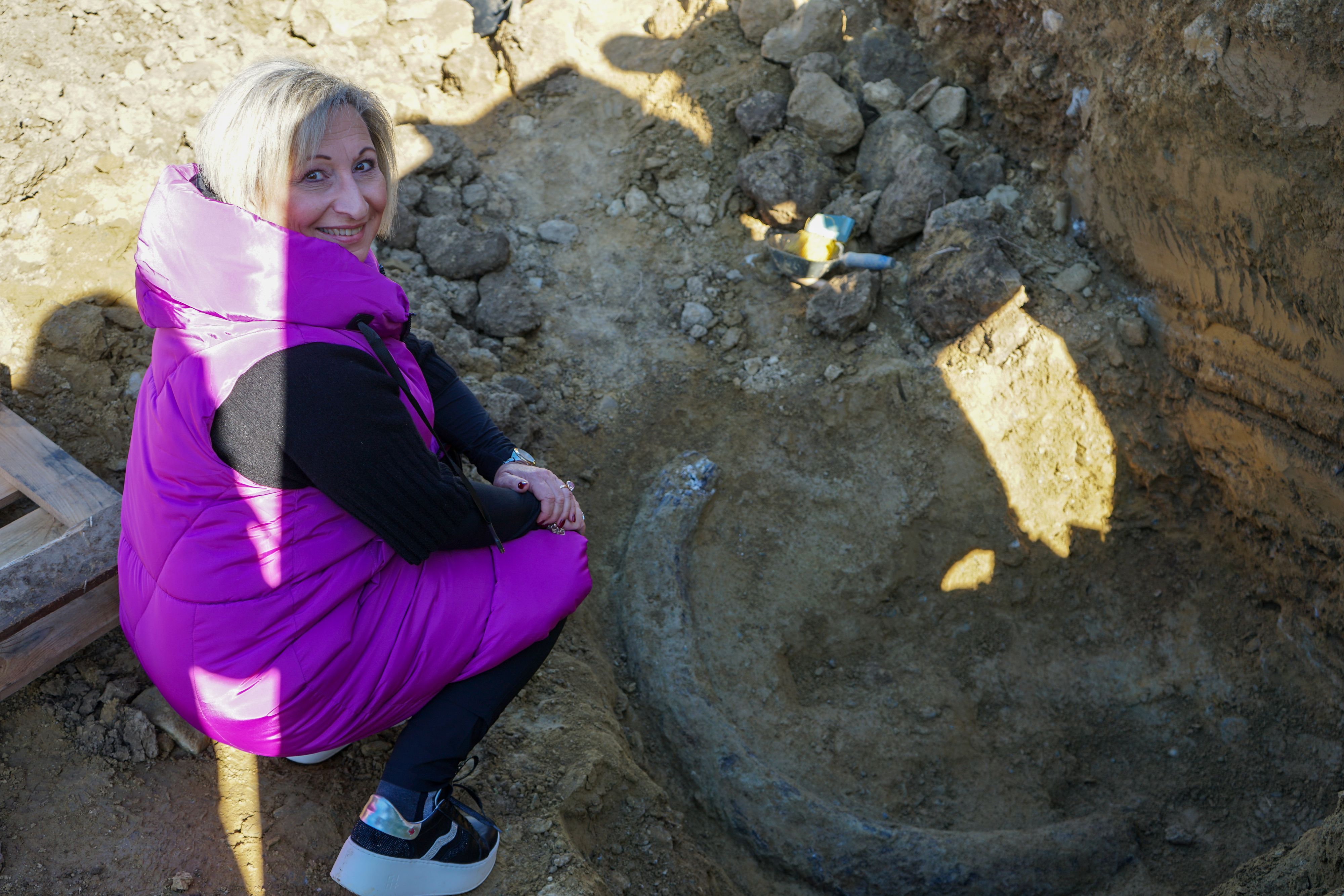 Stolz blickt Bürgermeisterin Claudia Schlager auf das Fundstück.