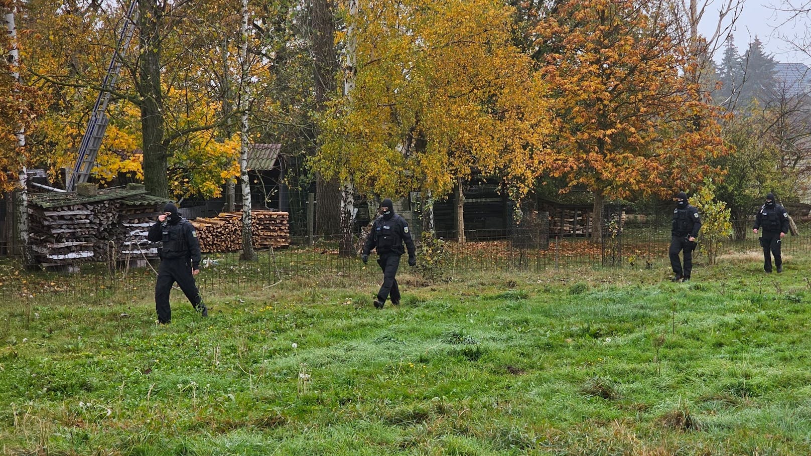 In Grimma im deutschen Bundesland Sachsen wurden am Dienstag mehrere Nazi-Terroristen festgenommen.