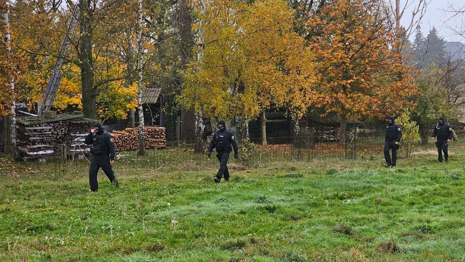 Am Dienstag durchsuchte die Polizei 20 Objekte in Deutschland, Polen und Österreich. Acht Neonazi-Terroristen wurden festgenommen und nach Karlsruhe gebracht.