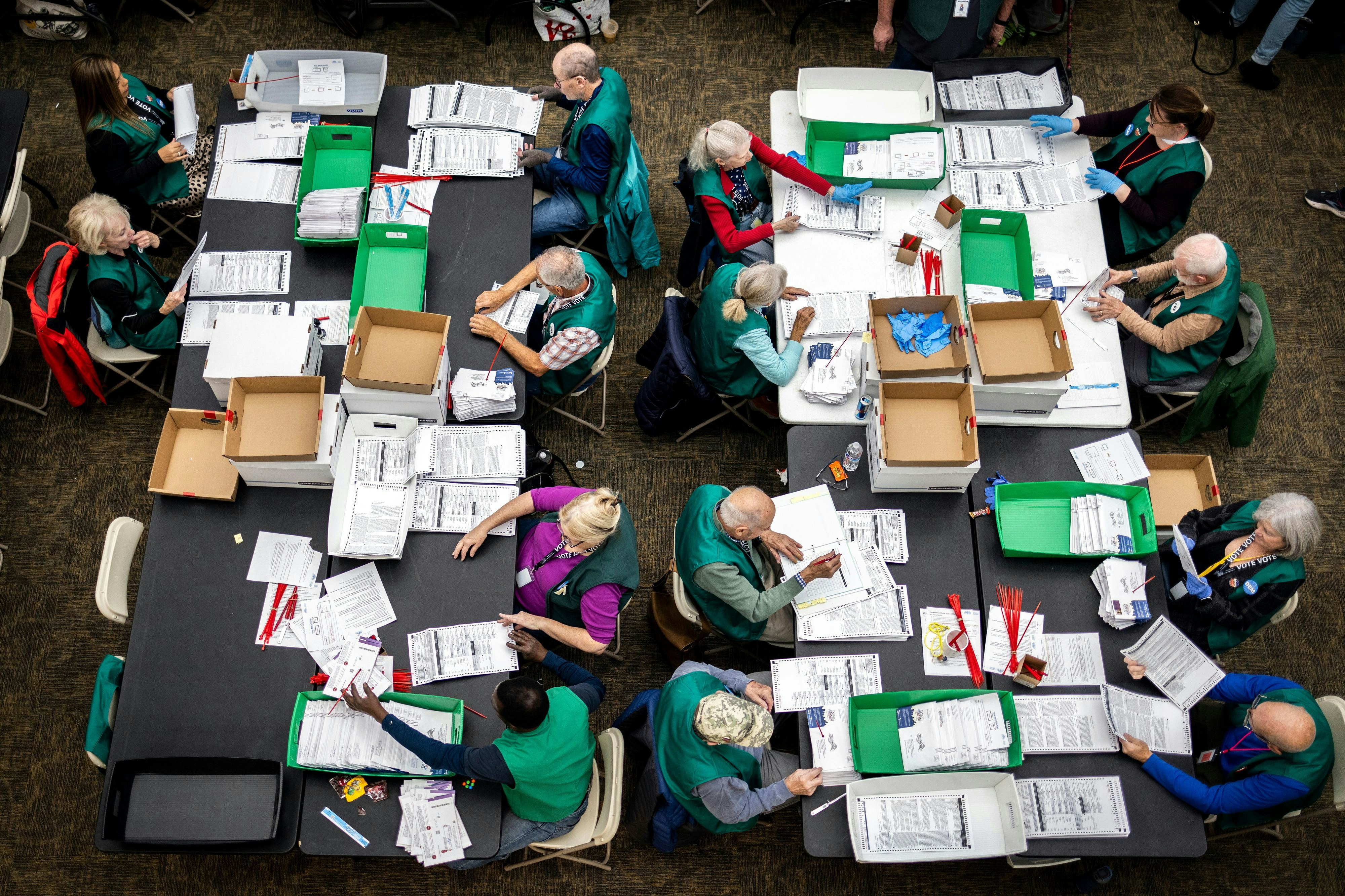 Im Denver Elections Division machen sich die Wahlhelfer an die Auszählung der Stimmen