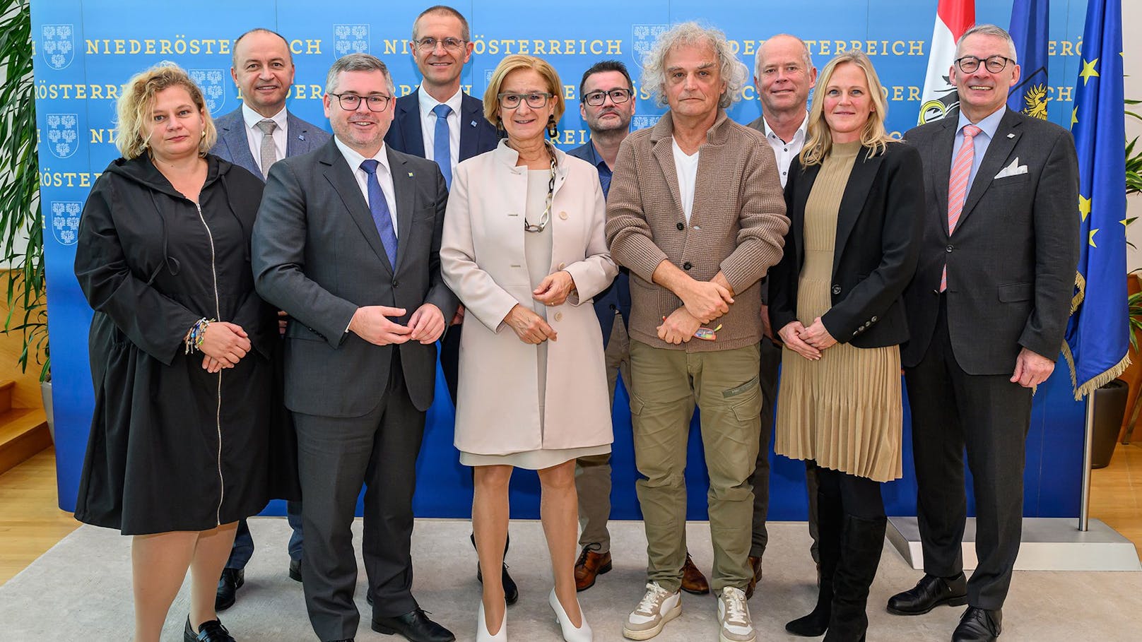 Elisabeth Bräutigam und Konrad Kogler, Vorstände LGA, Landesrat Ludwig Schleritzko, Alfred Zens, Vorstand LGA, Landeshauptfrau Johanna Mikl-Leitner, Betriebsratsvorsitzendem Gottfried Feiertag, Wolfgang Walentich, Vizepräsident NÖ Ärztinnen- und Ärztekammer, GÖD-Vorsitzender NÖ Karl Streicher, Elisabeth Auer, Amt der NÖ Landesregierung und Harald Schlögel, Präsident NÖ Ärztinnen- und Ärztekammer.