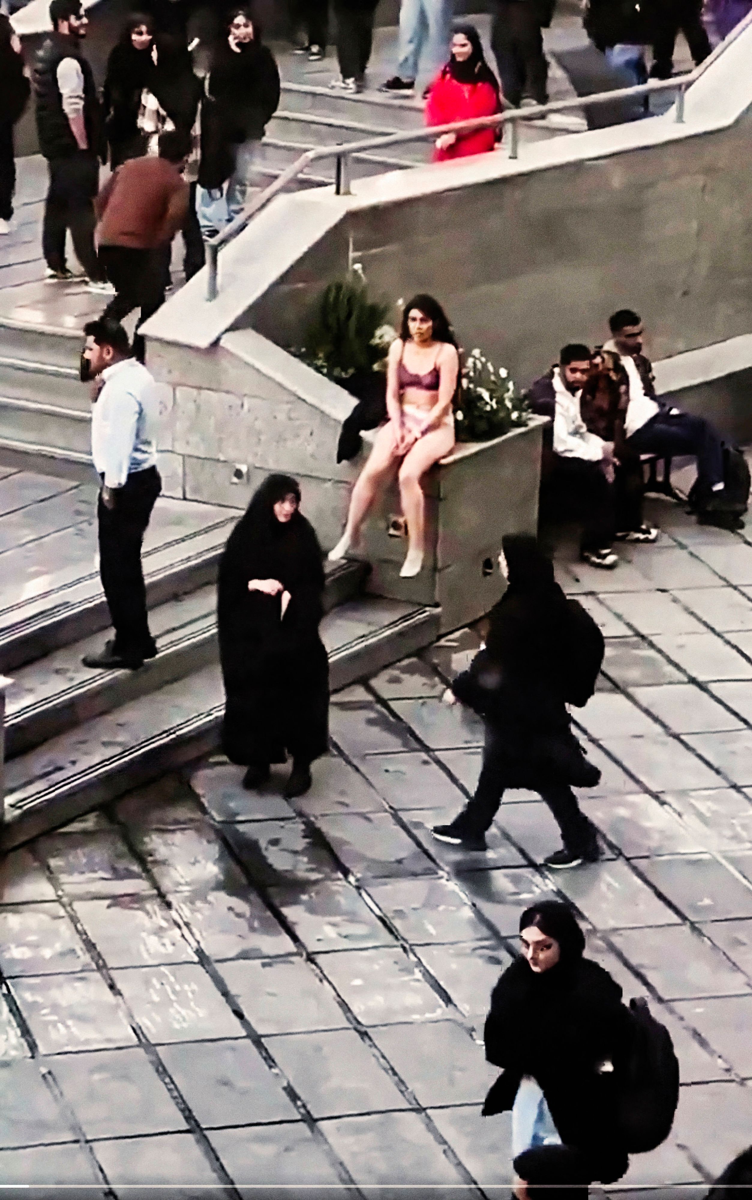 Die Aktion der iranischen Studentin spaltet derzeit das Internet. Die Mehrheit zeigt sich solidarisch gegenüber der jungen Frau. Was seit der Festnahme mit ihr geschehen ist, bleibt unklar.