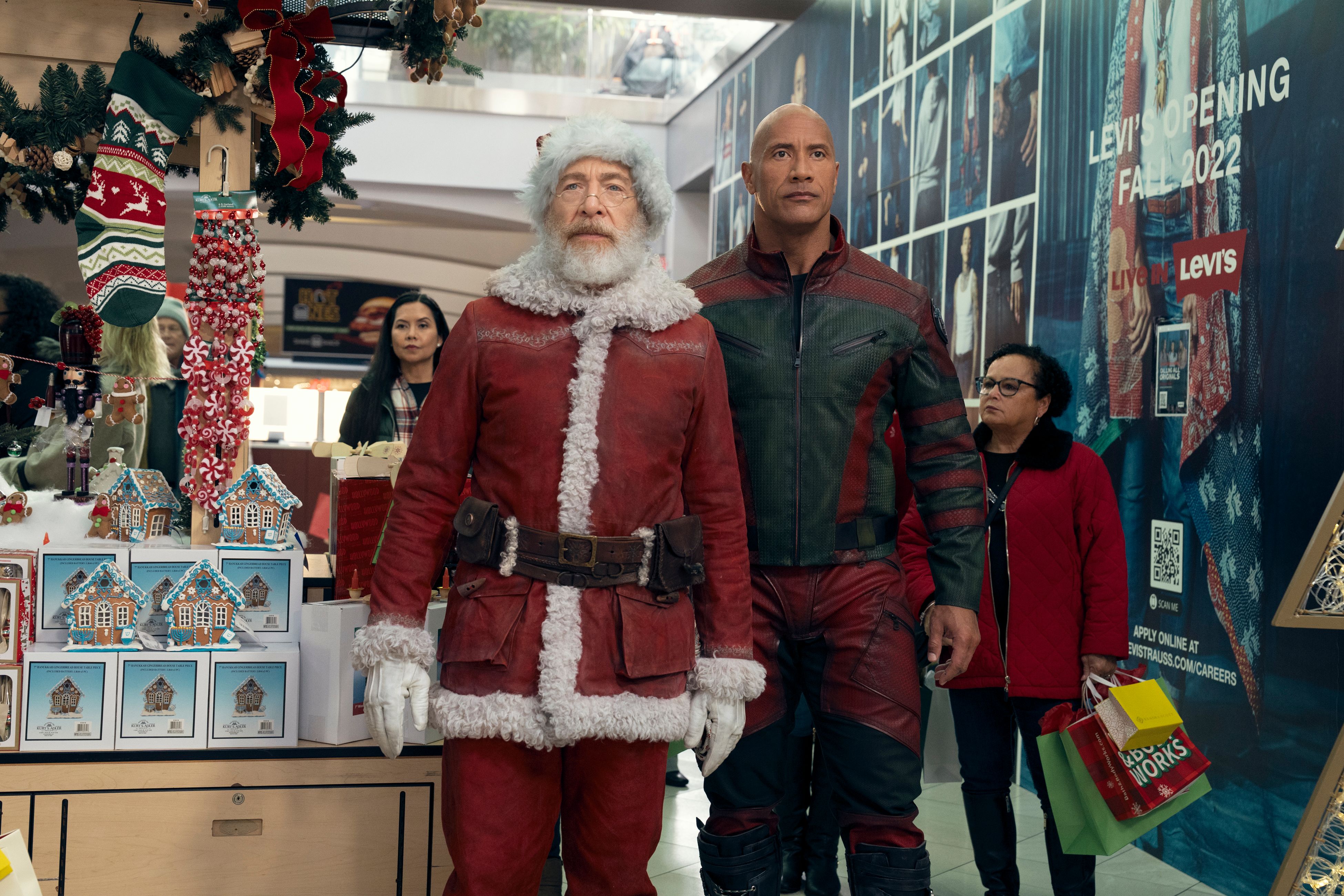 J.K. Simmons als Santa Claus und Dwayne Johnson als Callum Drift.