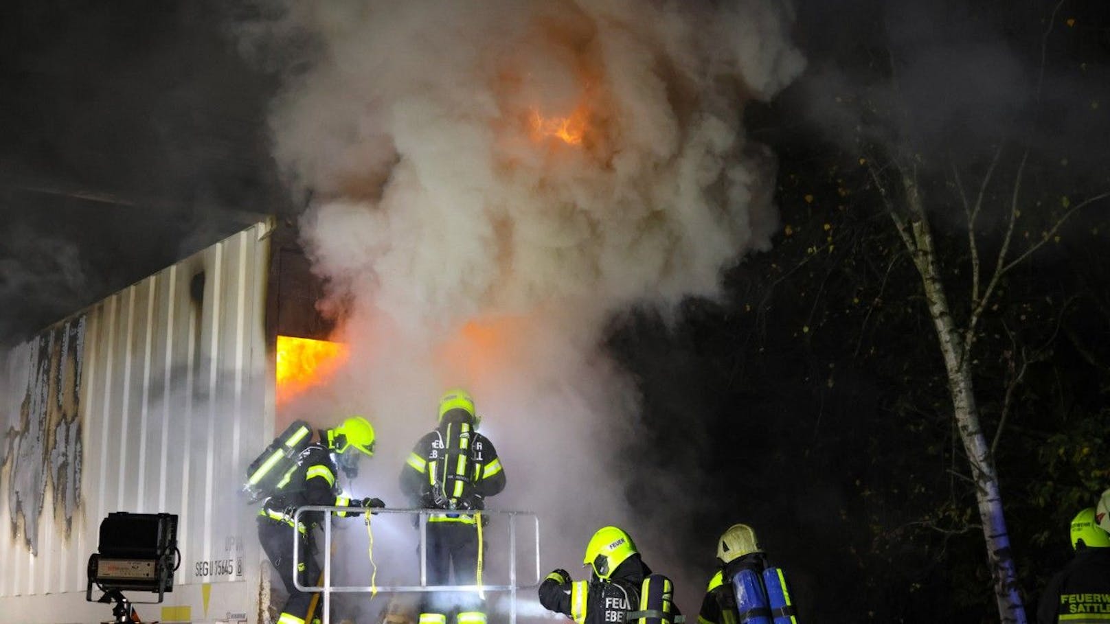 In der Nacht auf Dienstag ging auf der A1 bei Sattledt ein Lkw plötzlich in Flammen auf.