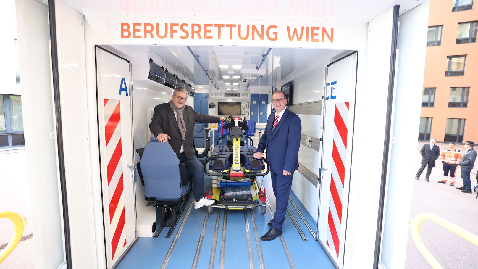 Stadtrat Peter Hacker und Rainer Gottwald, Leiter der Berufsrettung Wien (v.l.)