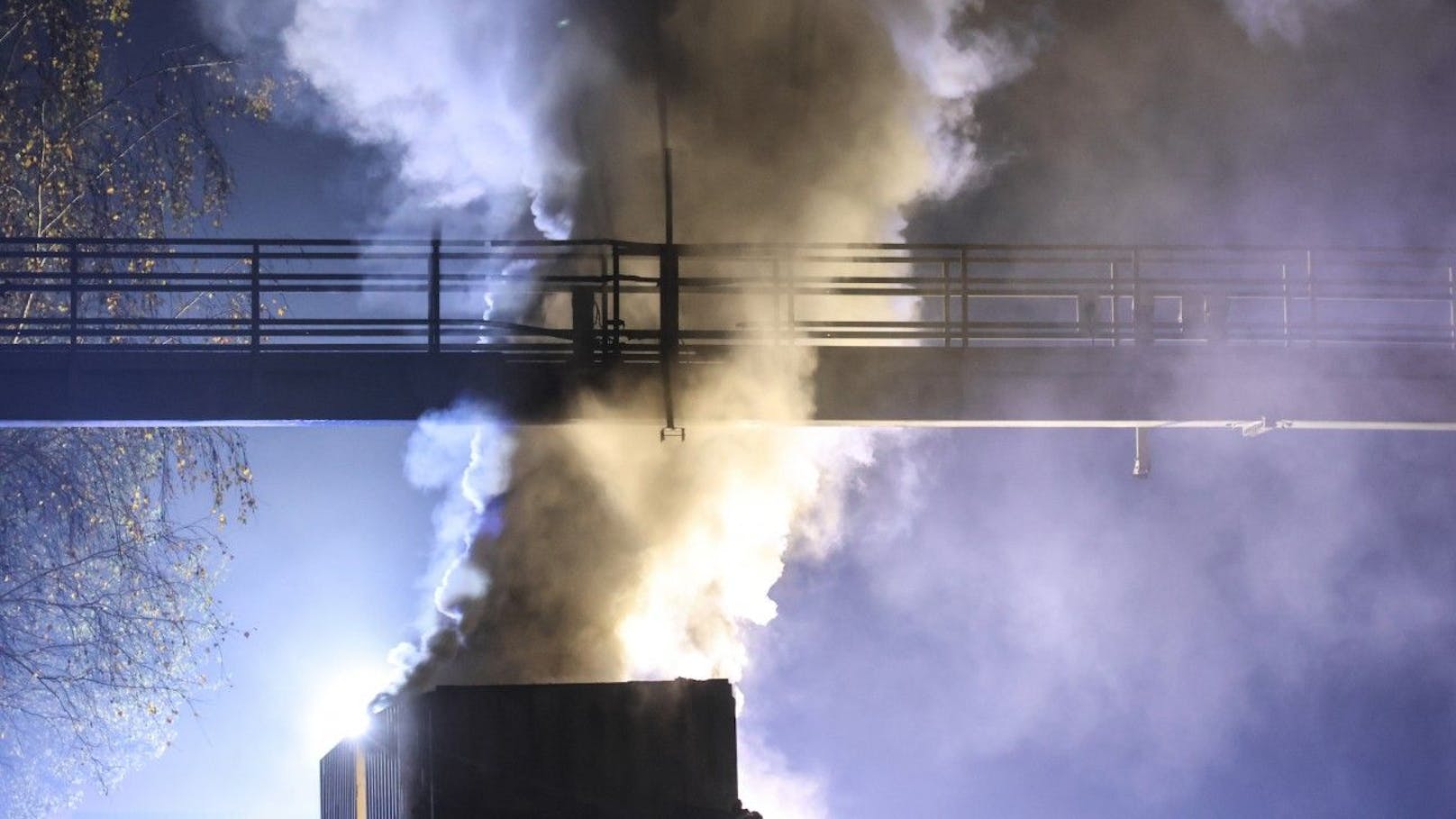 Auch eine Mautbrücke über der Autobahn wurde ebenfalls schwer beschädigt.