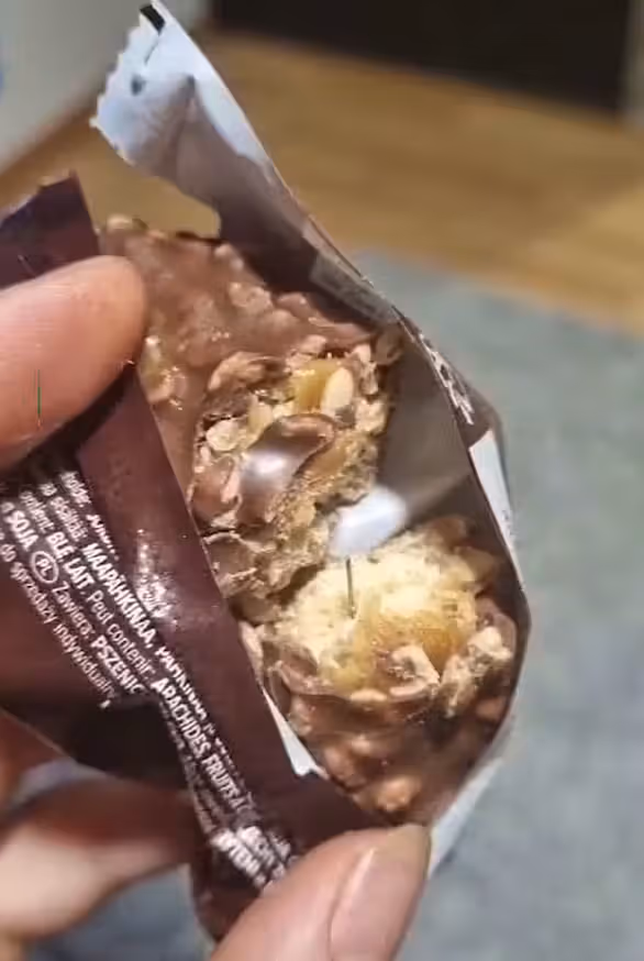Die Mutter von drei Kindern fand nach Halloween nur per Zufall einen präparierten Riegel. Darin befand sich eine rund drei Zentimeter lange Nadel.