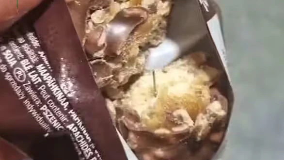 Die Mutter von drei Kindern fand nach Halloween nur per Zufall einen präparierten Riegel. Darin befand sich eine rund drei Zentimeter lange Nadel.