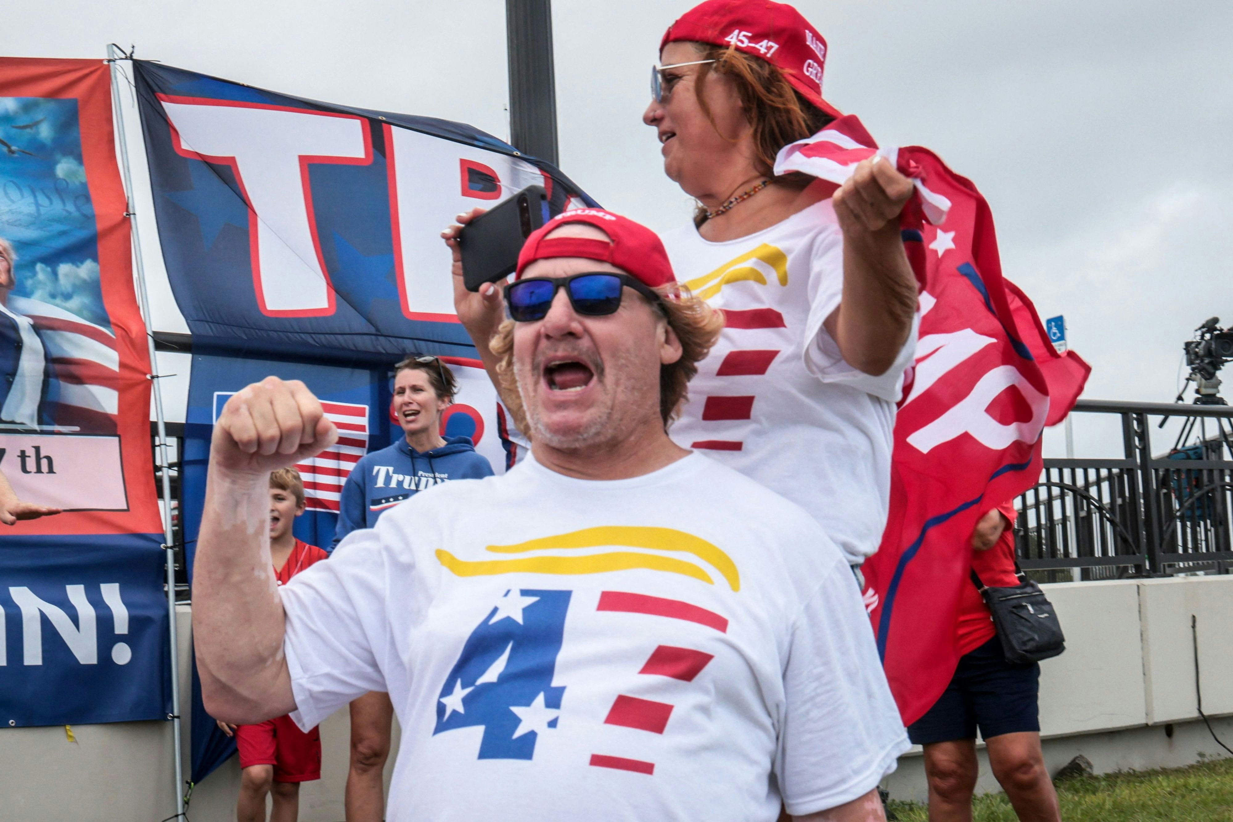 Trump-Fans in der Nähe seines Florida-Wohnsitzes in Mar-a-Lago, West Palm Beach