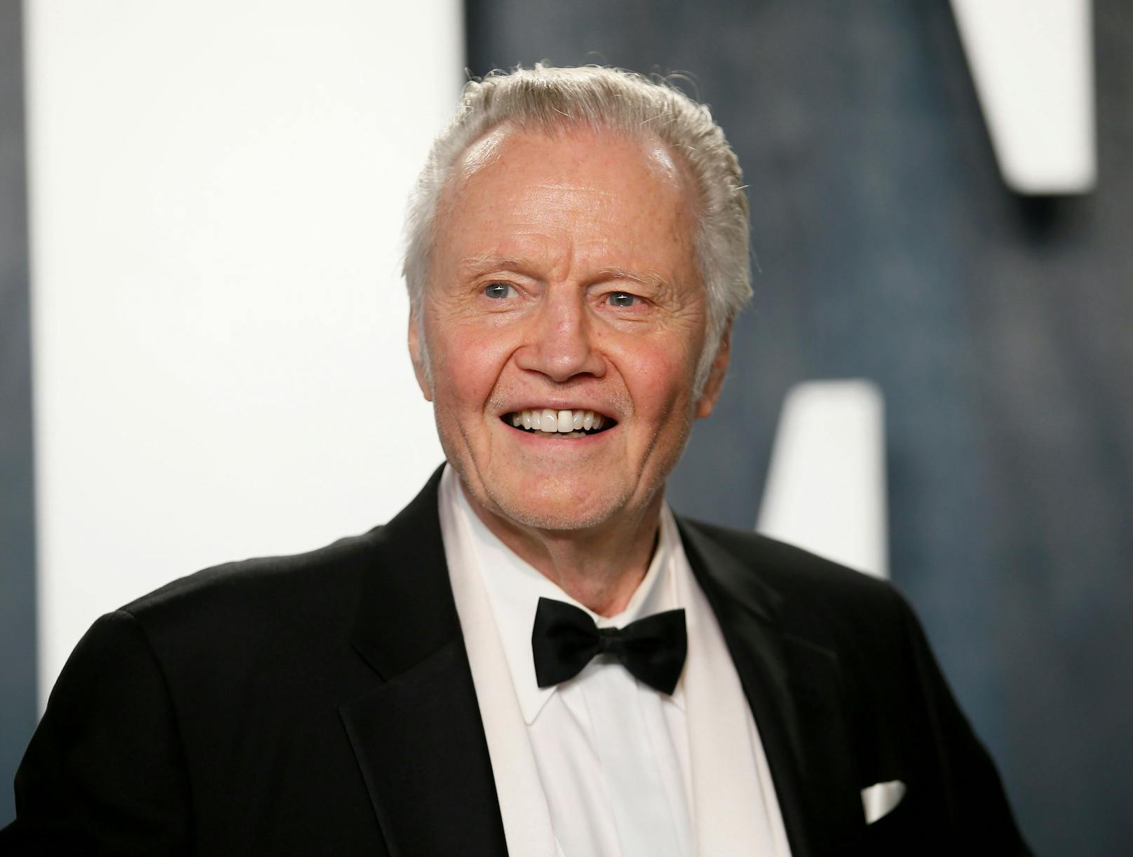 Oscar-prämierter Schauspieler <strong>Jon Voight</strong> ist seit Jahren Trump-Anhänger. Der Vater von Angelina Jolie, der Trump als den "größten Präsidenten seit Abraham Lincoln" bezeichnet, hat die Politik des ehemaligen Präsidenten immer wieder gelobt.