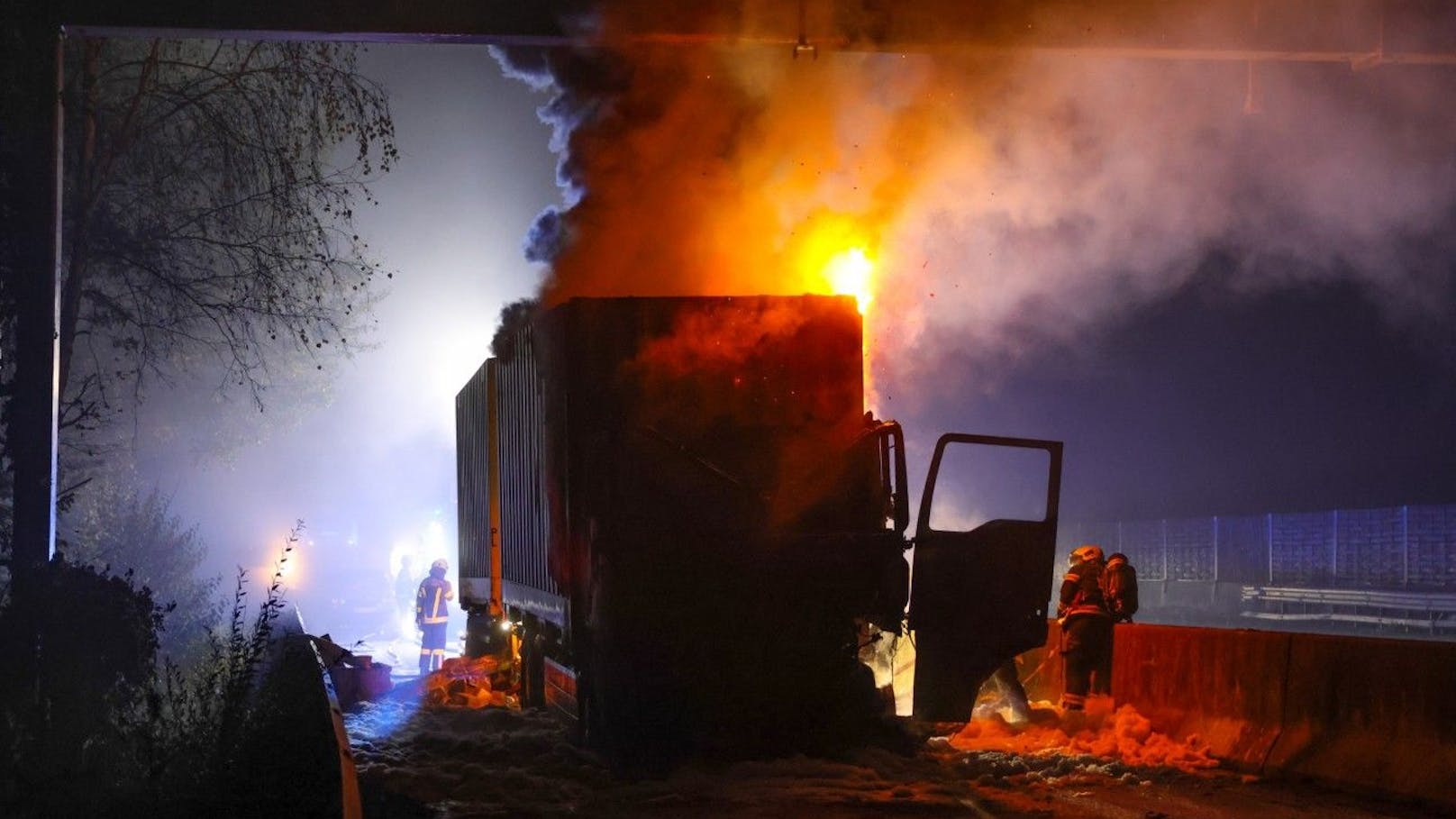 "Technischer Defekt" – Lkw geht auf A1 in Flammen auf