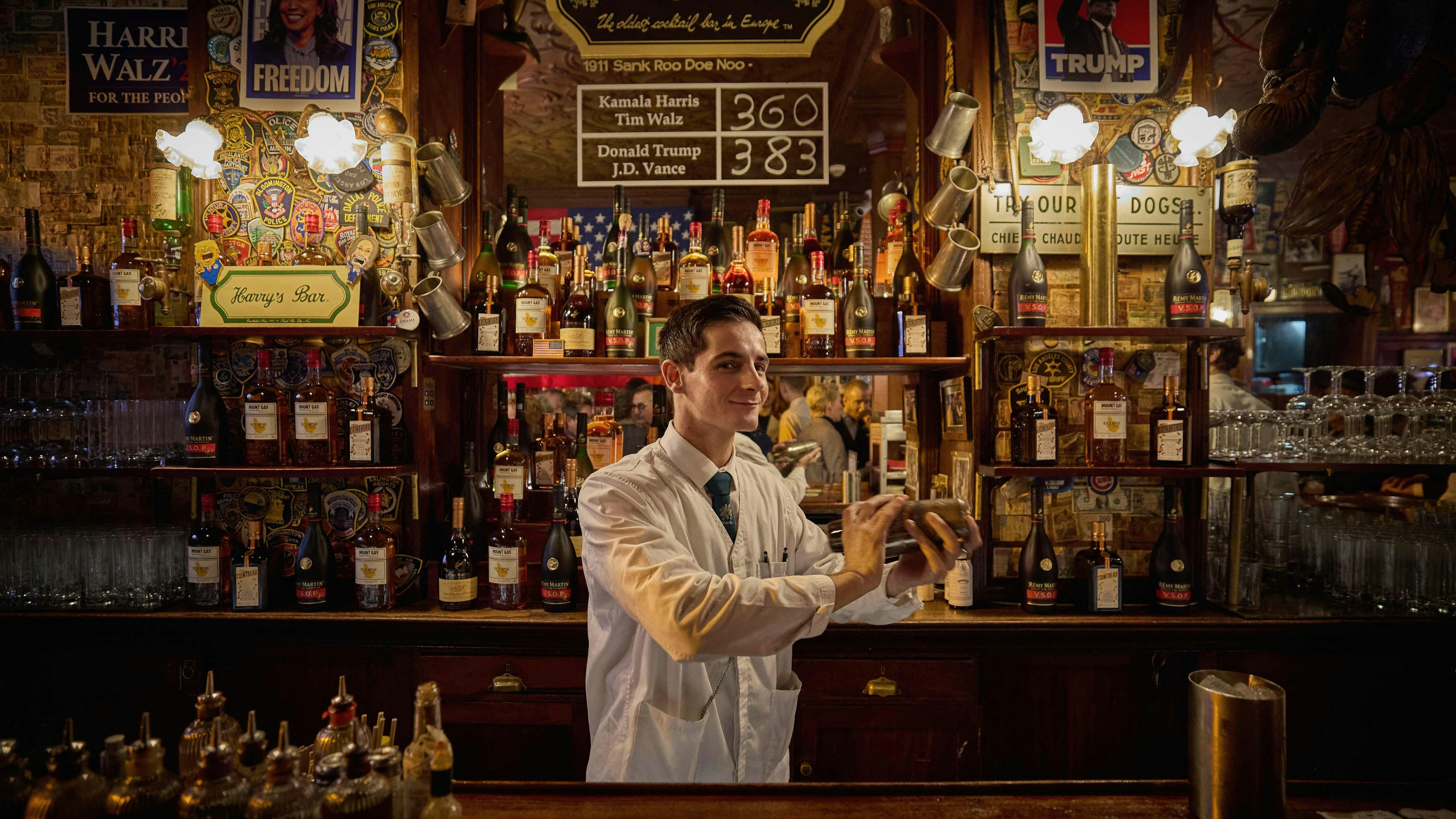 Barman Angelo bereitet in Harry's New York Bar in Paris einen "Trump-et"-Cocktail zu. Hier wurde angeblich die Bloody Mary erfunden