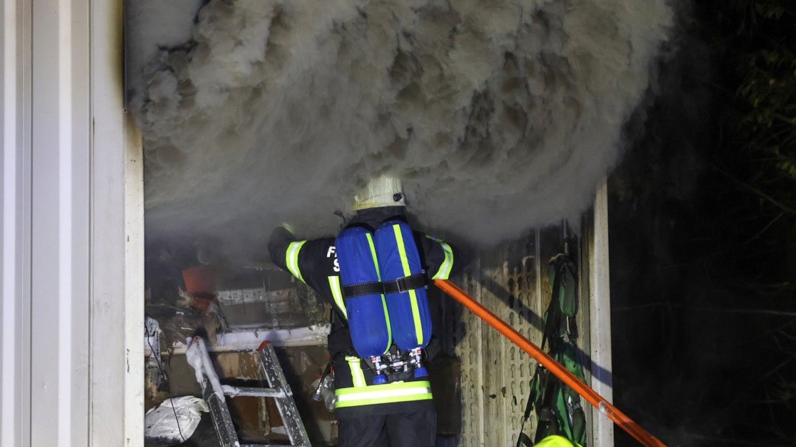 Die Löscharbeiten der Feuerwehr dauerten bis nach 22 Uhr.