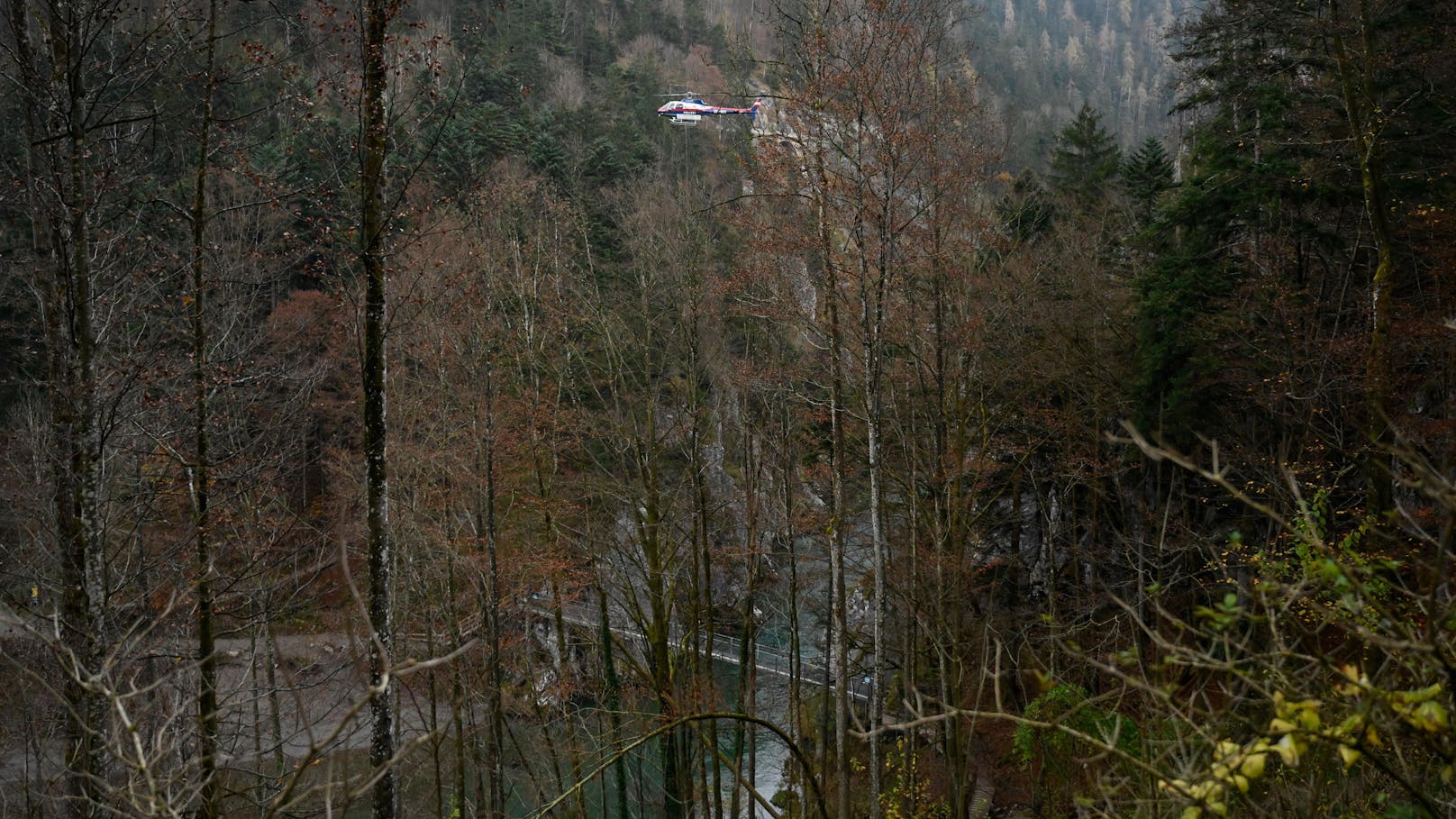 Am Montagnachmittag wurde in der "Entenlochklamm" bei Kössen (Bezirk Kitzbühel) eine männliche Leiche entdeckt. Ersten Berichten zufolge rückten Flugrettung, Alpinpolizei und Bergrettung gegen 15 Uhr aus. Wanderer hatten von einer Aussichtsplattform eine tote Person im Bachbett gesehen.