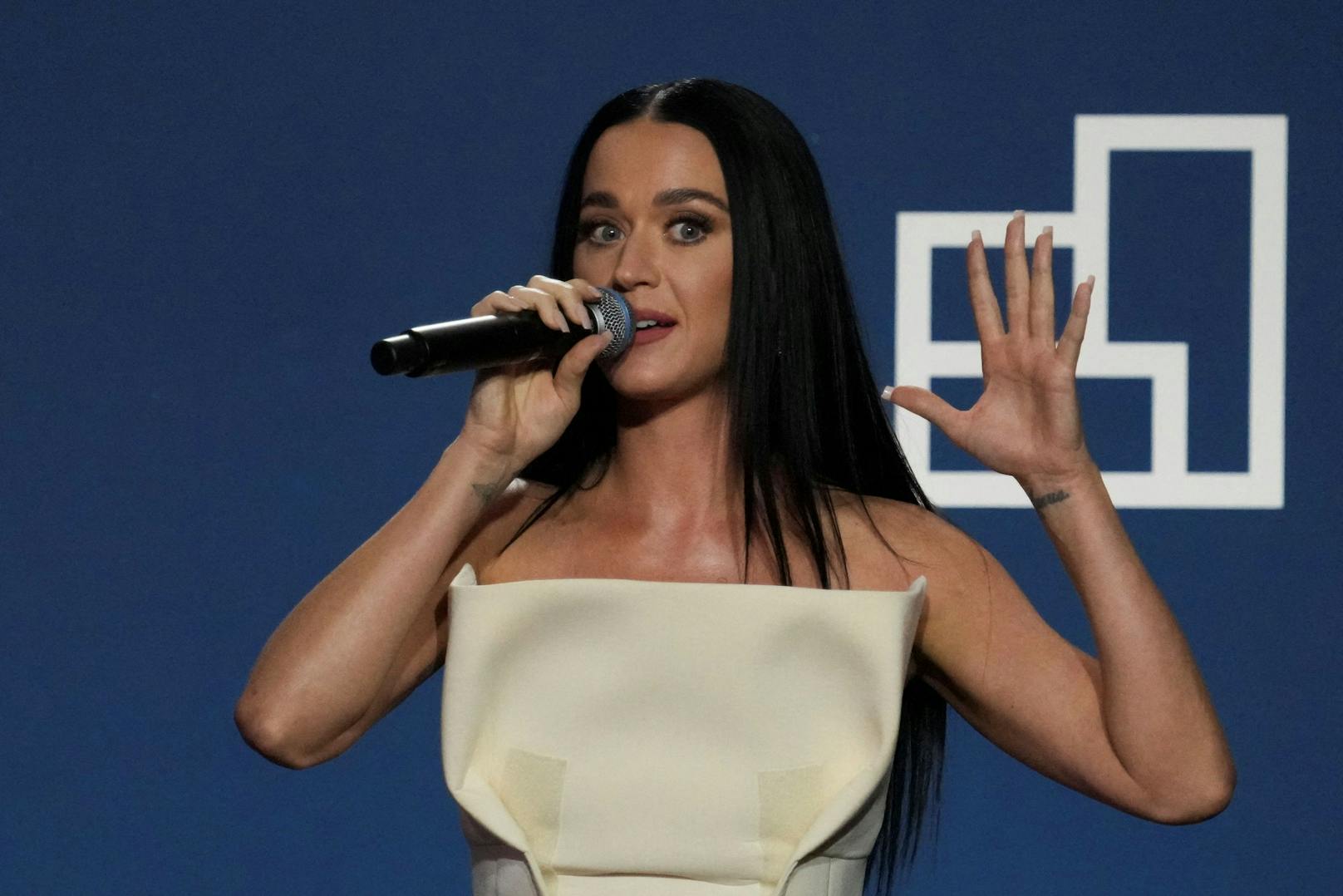 Um ihre Unterstützung für Kamala Harris zu zeigen, postete <strong>Katy Perry</strong>&nbsp;(40) auf Insta ein Video, in dem sie eine Songzeile ihrer Single "Woman's World" umdichtete. In dem Video singt sie "Es ist eine Frauenwelt, und du bist glücklich, darin zu leben" in die Kamera, während sie einen Cocktail trinkt.