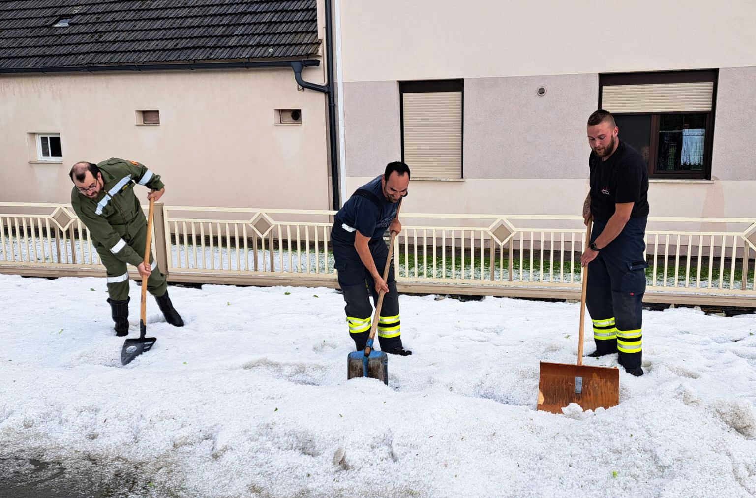 Kein Schnee: Mitte Mai 2024 haben schwere Hagelunwetter im Burgenland für enorme Schäden gesorgt. Im Bild die Situation in Wörterberg.