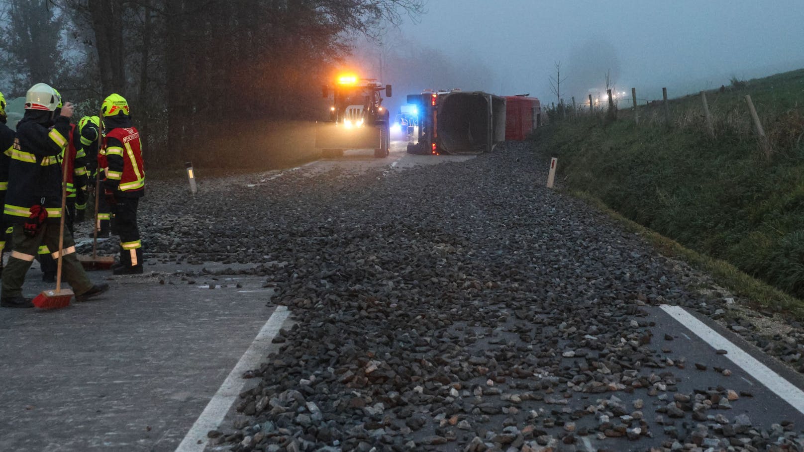 Nach einem Verkehrsunfall Dienstagfrüh in Niederneukirchen (Bez. Linz-Land) lag eine große Menge Schotter auf der Straße.