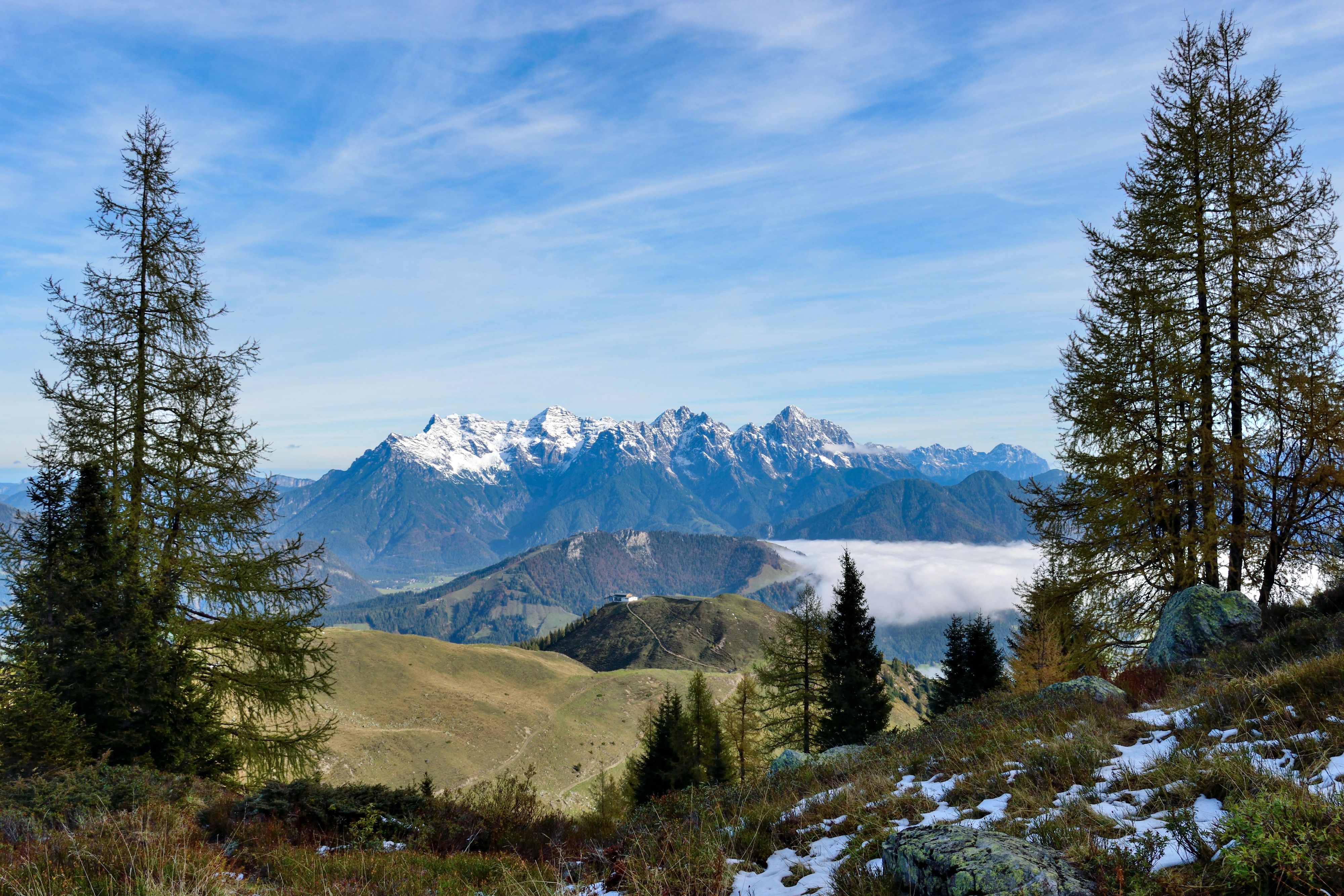 Herbstliche Stimmung beim Blick von der Wildseeloderhütte zu den Loferer Steinbergen, Fieberbrunn, Tirol.