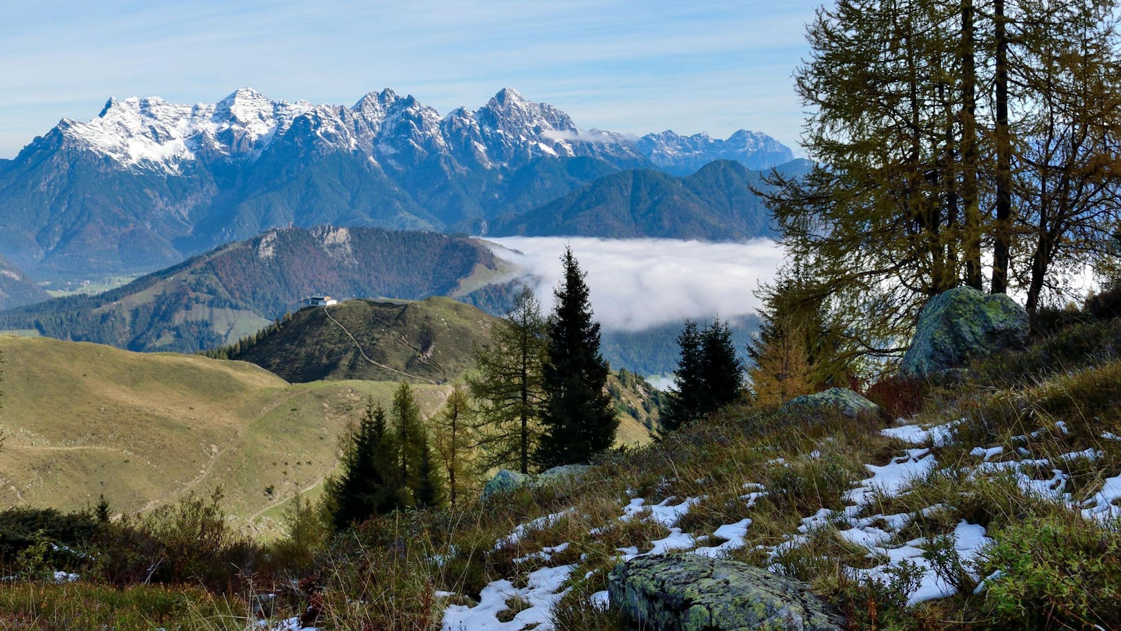 Herbstliche Stimmung beim Blick von der Wildseeloderhütte zu den Loferer Steinbergen, Fieberbrunn, Tirol.