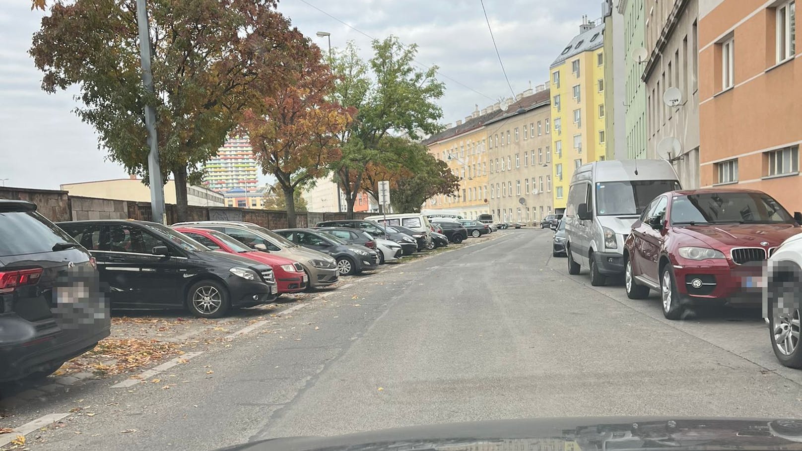 Wer dort zu der Tankstelle zufährt, könnte Post erhalten. Der Inhalt: Klagsdrohung und Geldforderung.