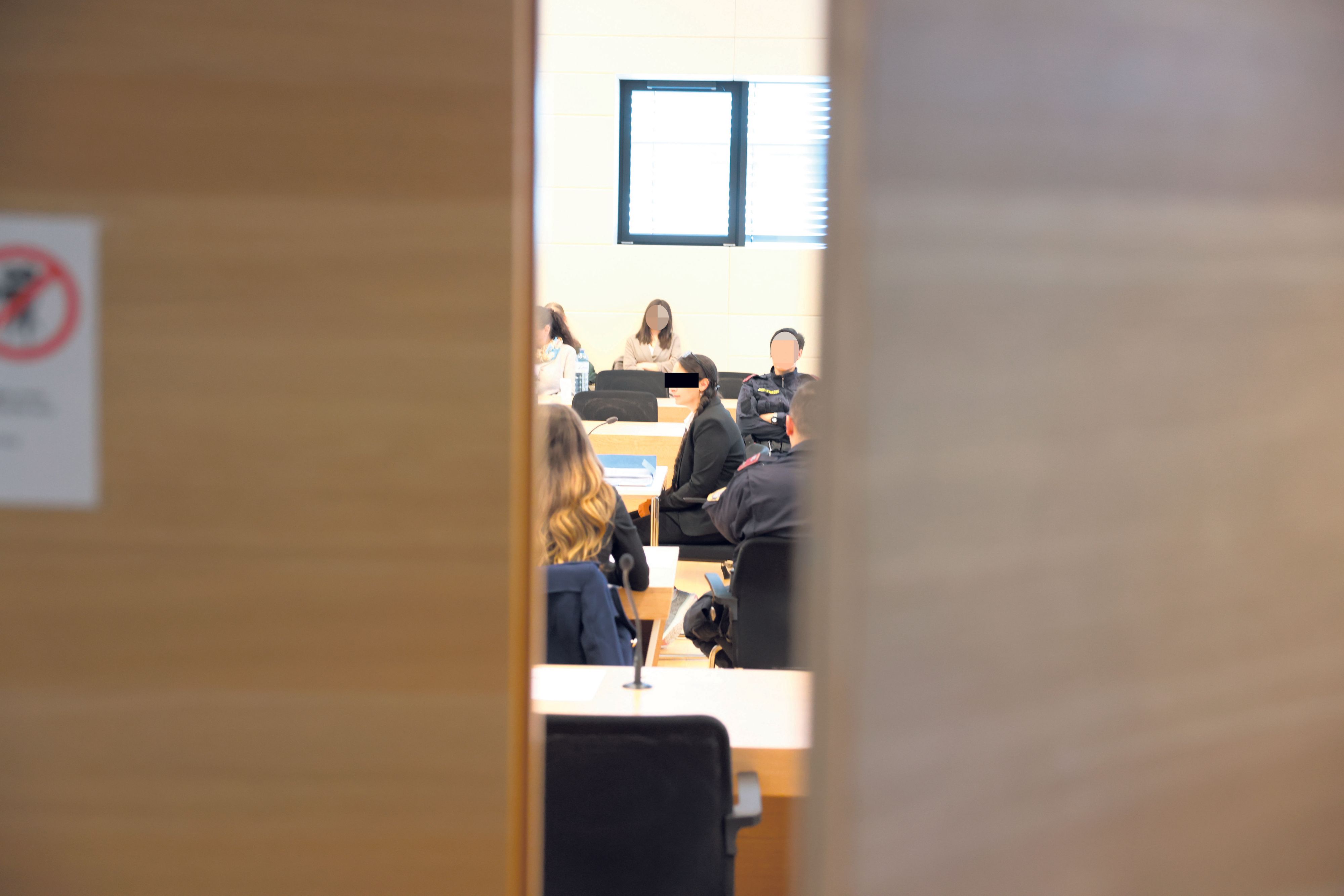 Die Niederösterreicherin auf der Anklagebank in Korneuburg.