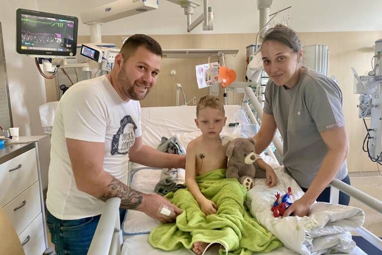 Matthias-Levi (M.) hatte einen Schutzengel. Der Vierjährige trieb leblos im Pool der Watzmann Therme, doch er überlebte. 