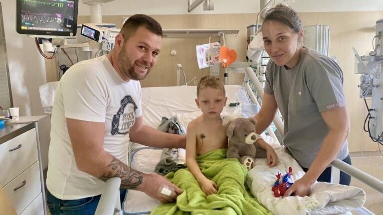 Matthias-Levi (M.) hatte einen Schutzengel. Der Vierjährige trieb leblos im Pool der Watzmann Therme, doch er überlebte. "Er ist ein Kämpfer", sagen seine Eltern.