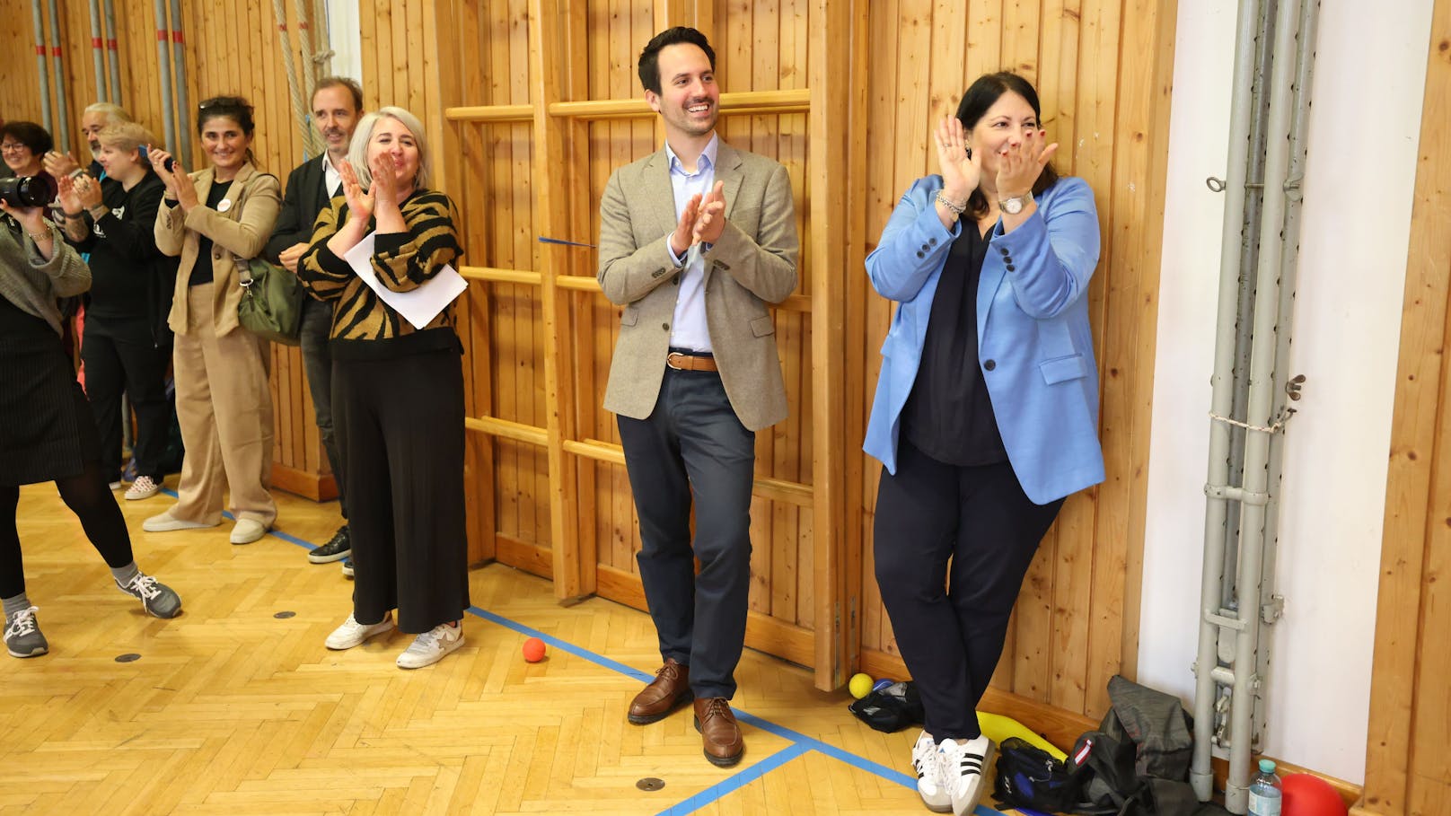 Bildungsstadtrat Christoph Wiederkehr und Vizebürgermeisterin Kathrin Gaál (v.l.) im Turnsaal.