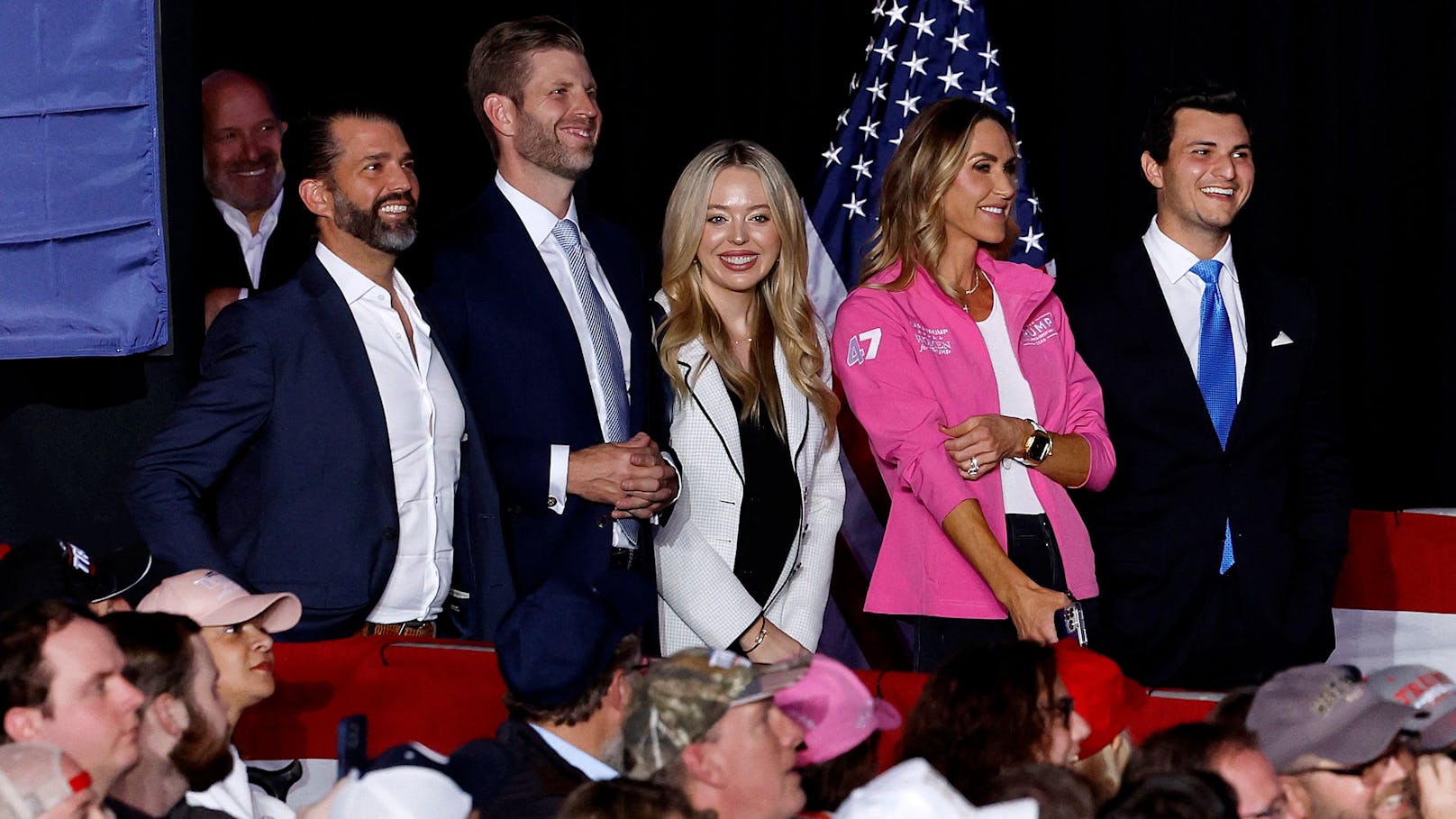 Donald Trump Jr., Eric Trump, Tiffany Trump, Erics Frau und RNC-Co-Vorsitzende Lara Trump und Tiffanys Ehemann Michael Boulos ((v.l.n.r.) bei einer Wahlkampfveranstaltung.