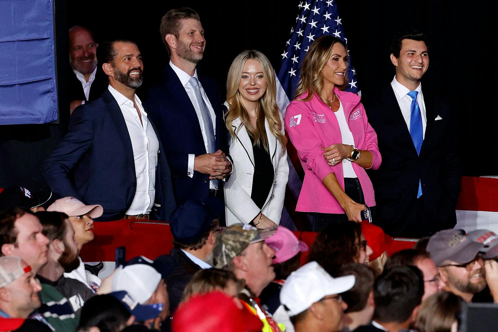 Donald Trump Jr., Eric Trump, Tiffany Trump, Erics Frau und RNC-Co-Vorsitzende Lara Trump und Tiffanys Ehemann Michael Boulos ((v.l.n.r.) bei einer Wahlkampfveranstaltung.