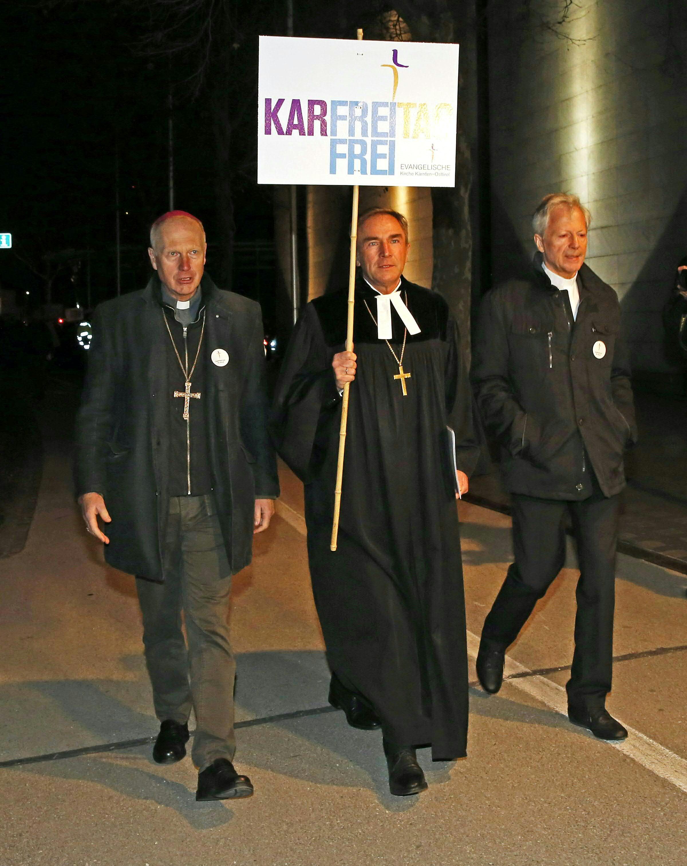 2019 protestierte Manfred Sauer (Mitte) gegen die Abschaffung des Feiertags – jetzt kämpft er für die Wiedereinführung.