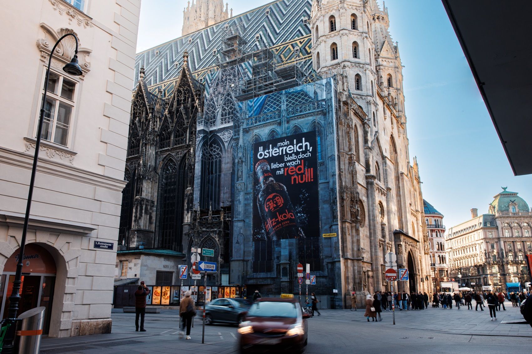 Werbung am Stephansdom für das deutsche fritz-kola