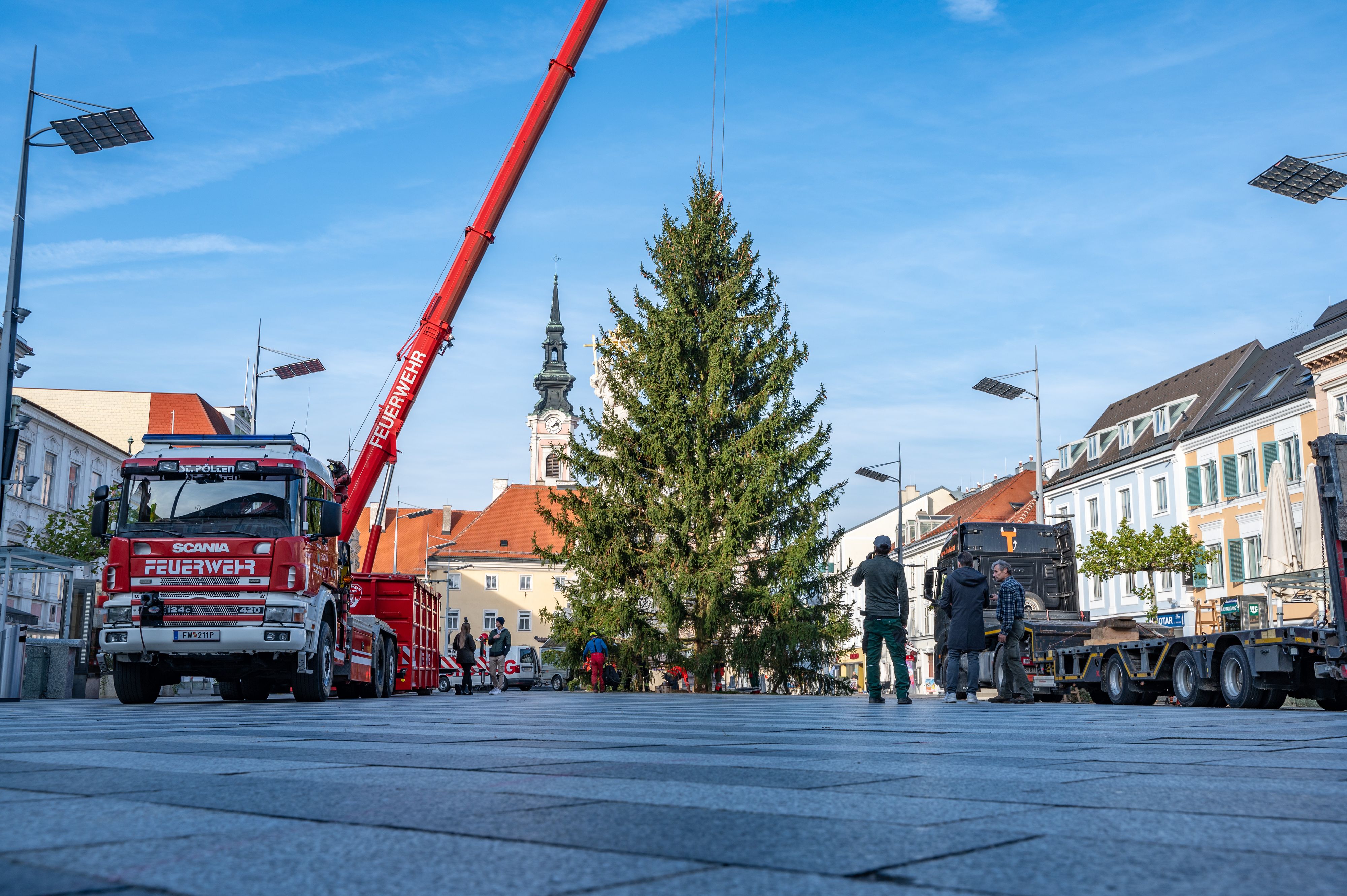 Der Christbaum wurde am Dienstag aufgestellt.
