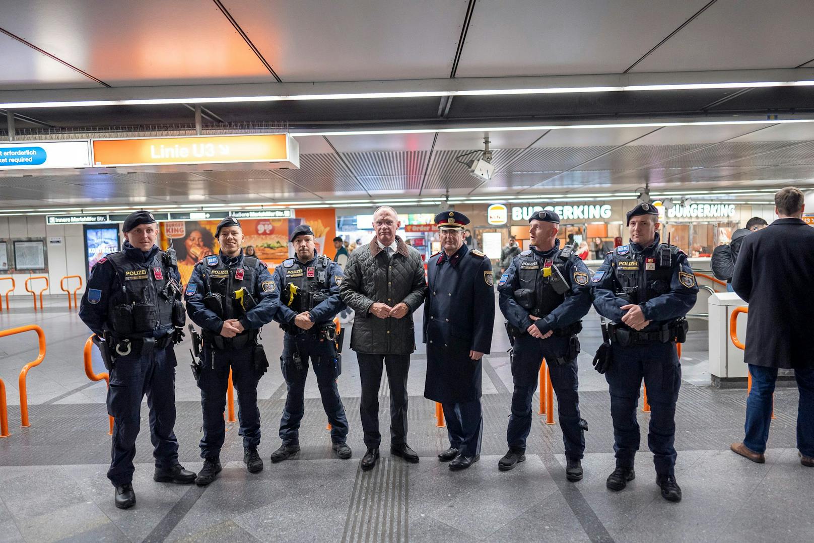 Beim Lokalaugenschein in Meidling zogen Innenminister Karner und Polizeipräsident Pürstl Bilanz zur Jugendkriminalität.