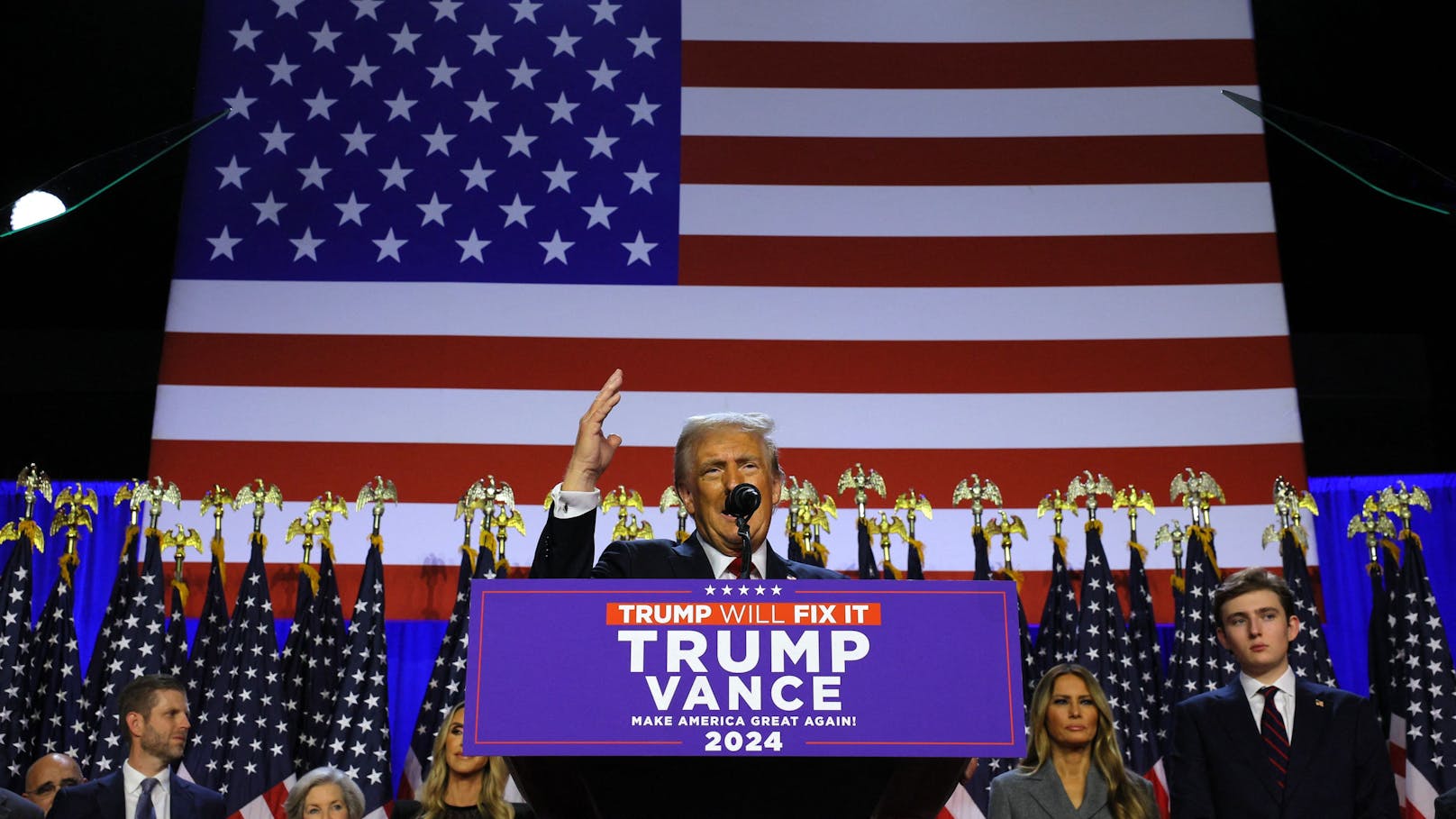 Um 8.30 Uhr MEZ trat Trump mit Familie und Entourage in West Palm Beach auf die Bühne und erklärte sich zum Wahlsieger und nächsten US-Präsidenten.