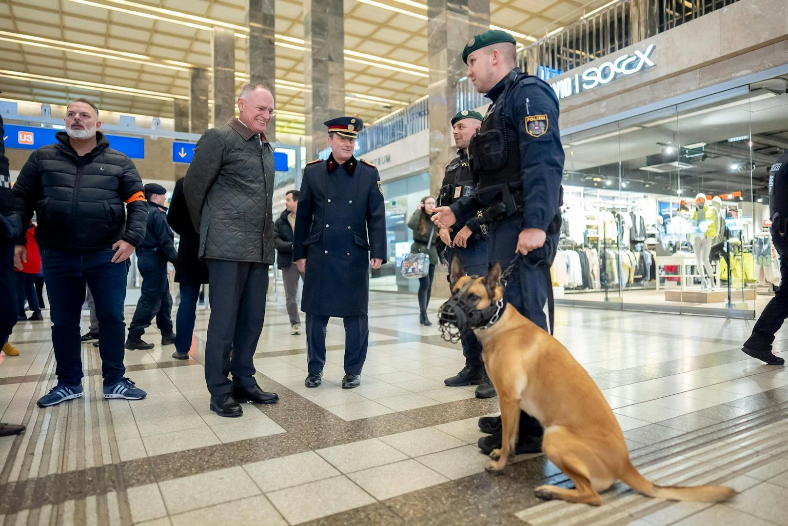 Beim Lokalaugenschein in Meidling zogen Innenminister Karner und Polizeipräsident Pürstl Bilanz zur Jugendkriminalität.