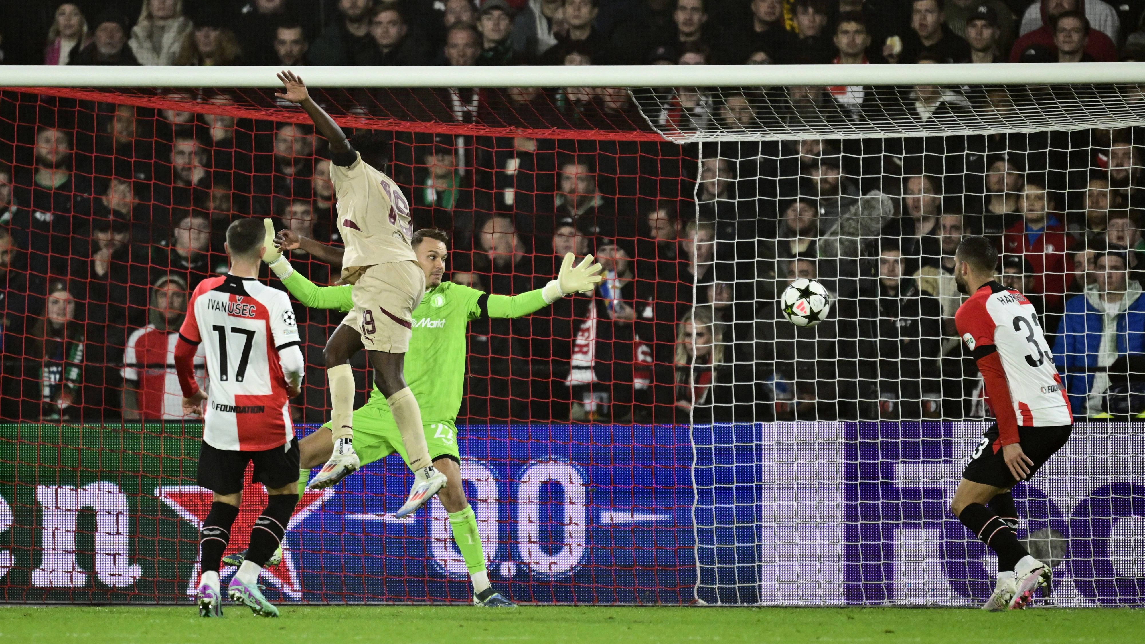 Konate schlägt gegen Feyenoord doppelt zu.